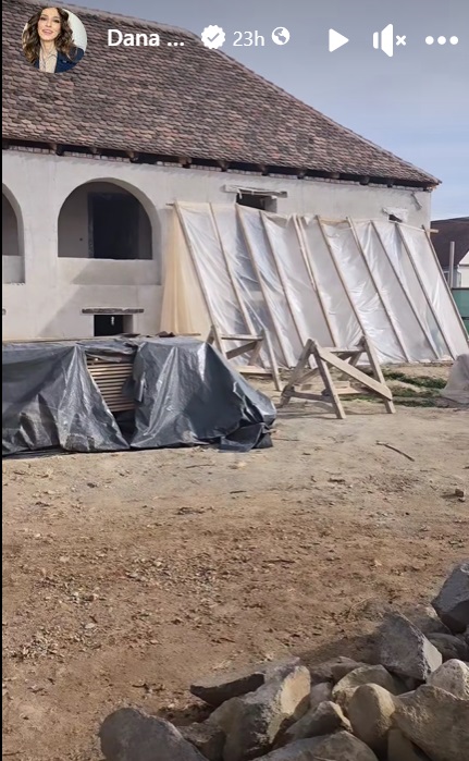 Imagini noi cu casa pe care o renovează Dana Rogoz la Viscri. Lucrările la locuința săsească au avansat
