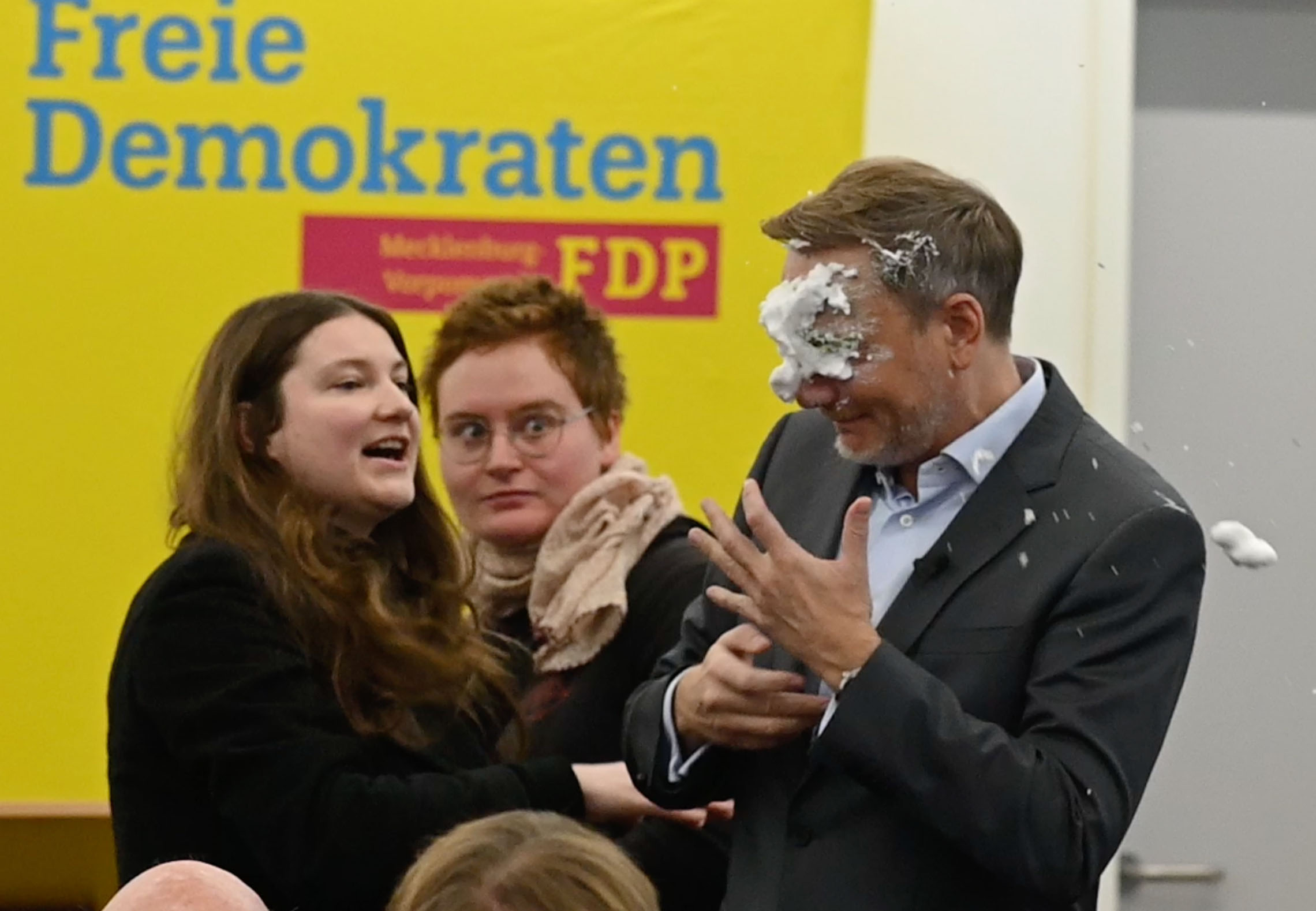 Christian Lindner, liderul Partidului Liber Democrat din Germania, atacat cu „tort”, la o acțiune electorală: „Măcar de era gustos” | VIDEO
