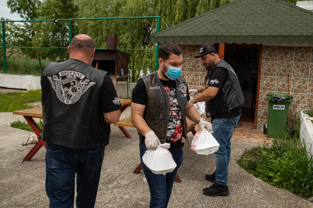 Clubul de bikeri din Bârlad a devenit bucătărie de campanie. În pandemie, rockerii au lăsat motoarele și s-au apucat de gătit pentru săraci