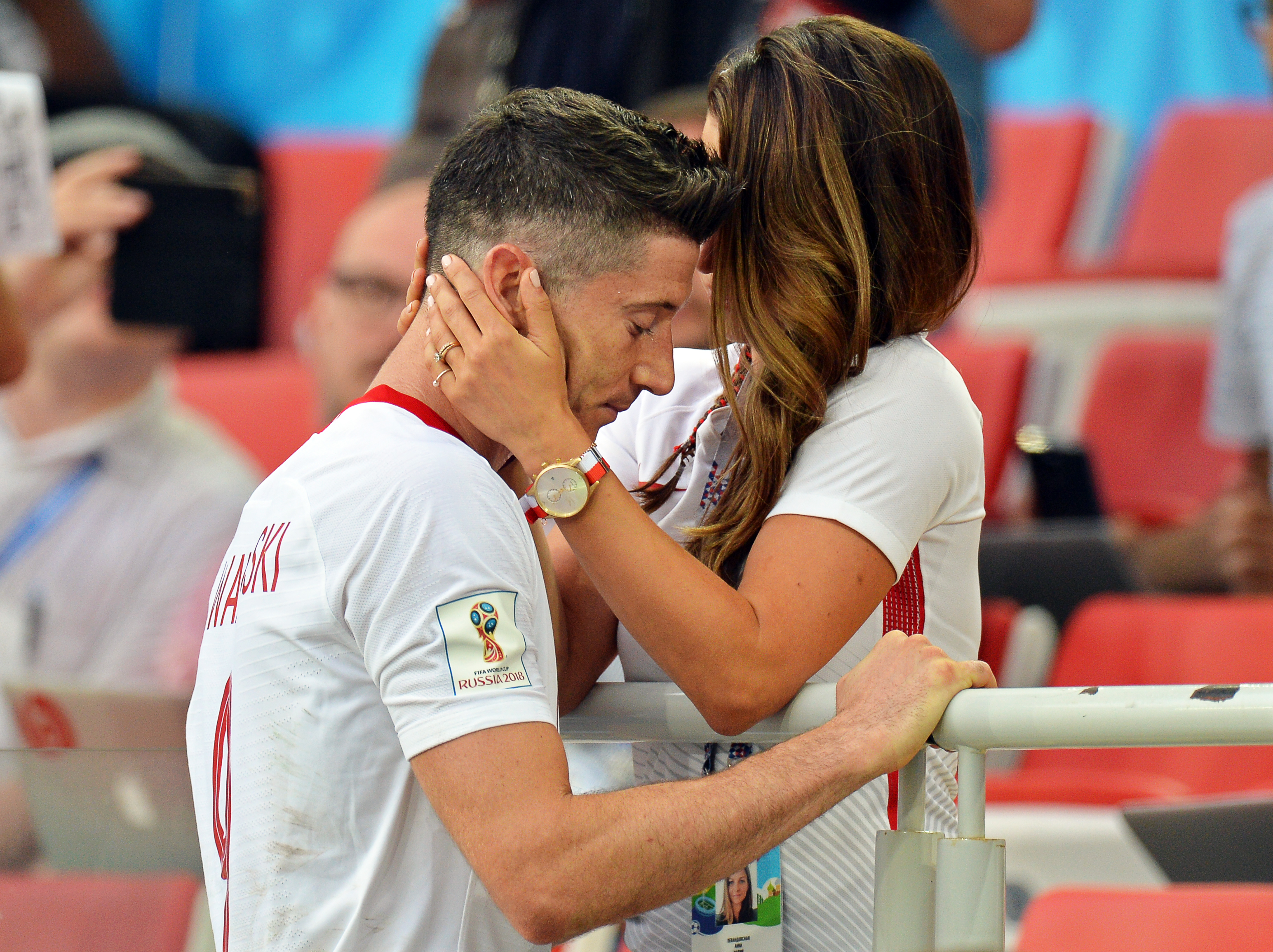 Consolare pentru Robert Lewandowski, după eșecul cu Senegal, de la Campionatul Mondial de fotbal 2018: un sărut, doar atât!