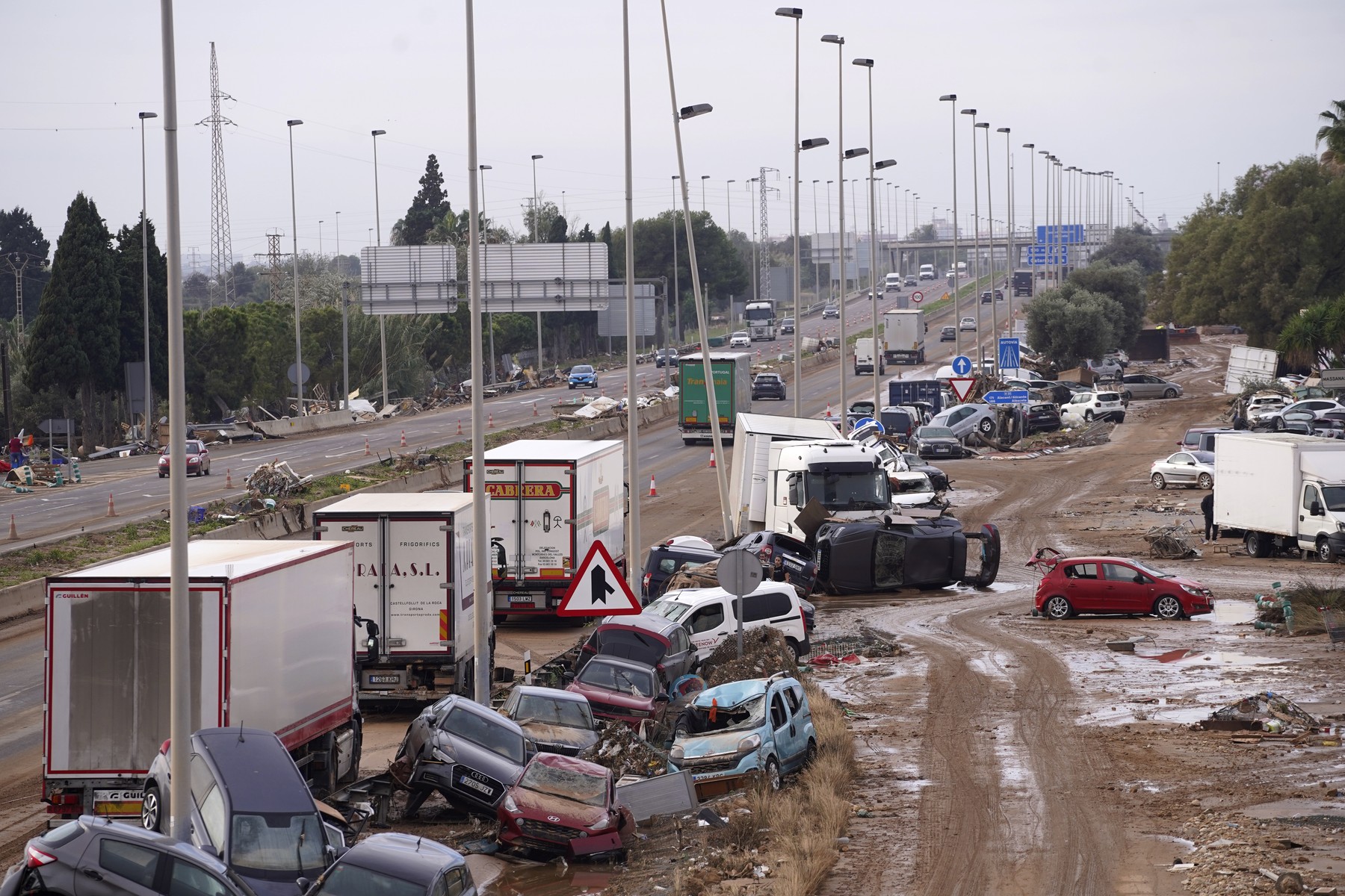 Primele clipe ale dezastrului din Spania. Șoferii din Valencia așteptau liniștiți la semafor | VIDEO