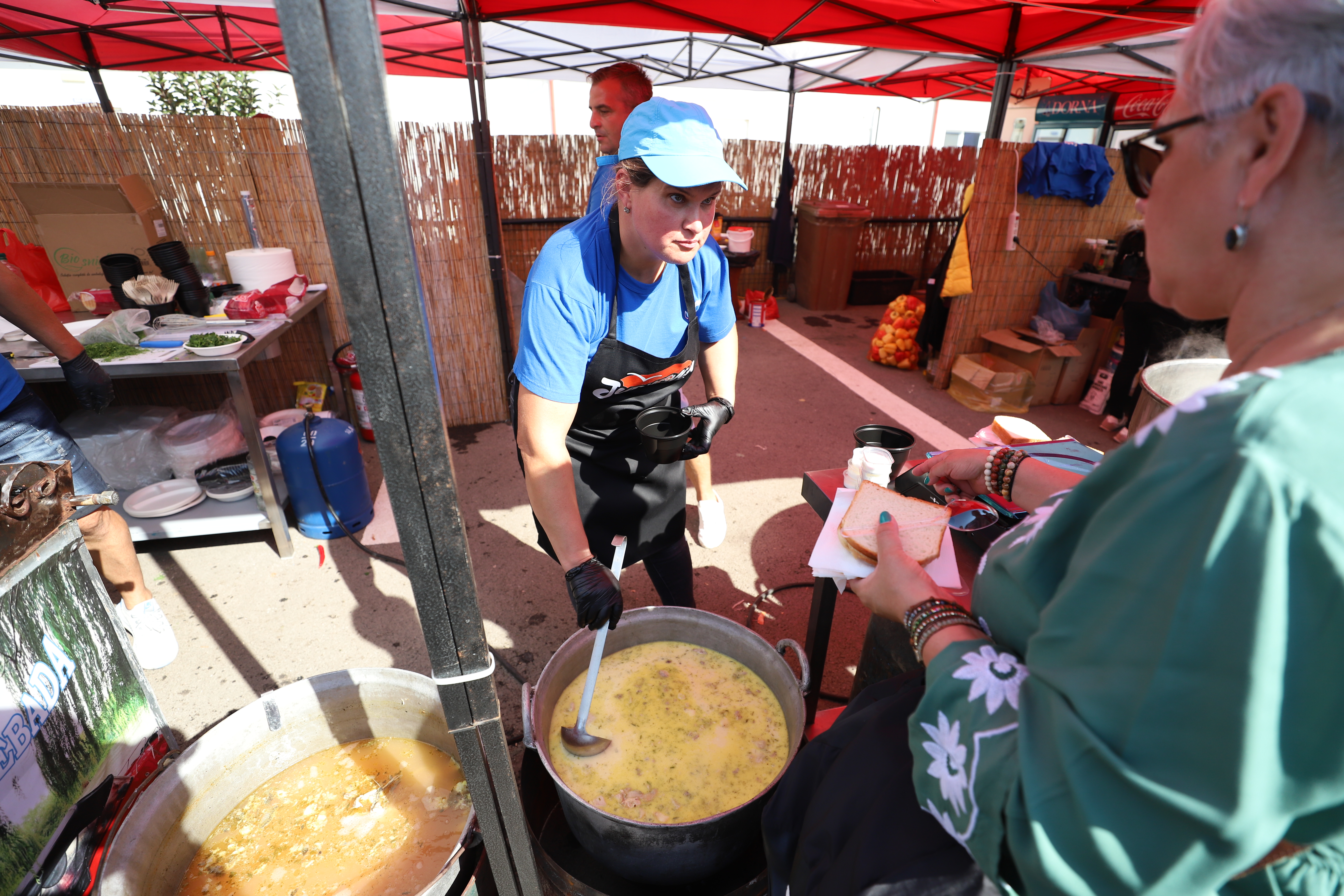 Secrete culinare de la Festivalul Borșului Lipovenesc din Jurilovca. Fără morcov, dar cu ardei și țicore de baltă: „Adevăratul gust îl dau oasele!” | FOTO REPORTAJ