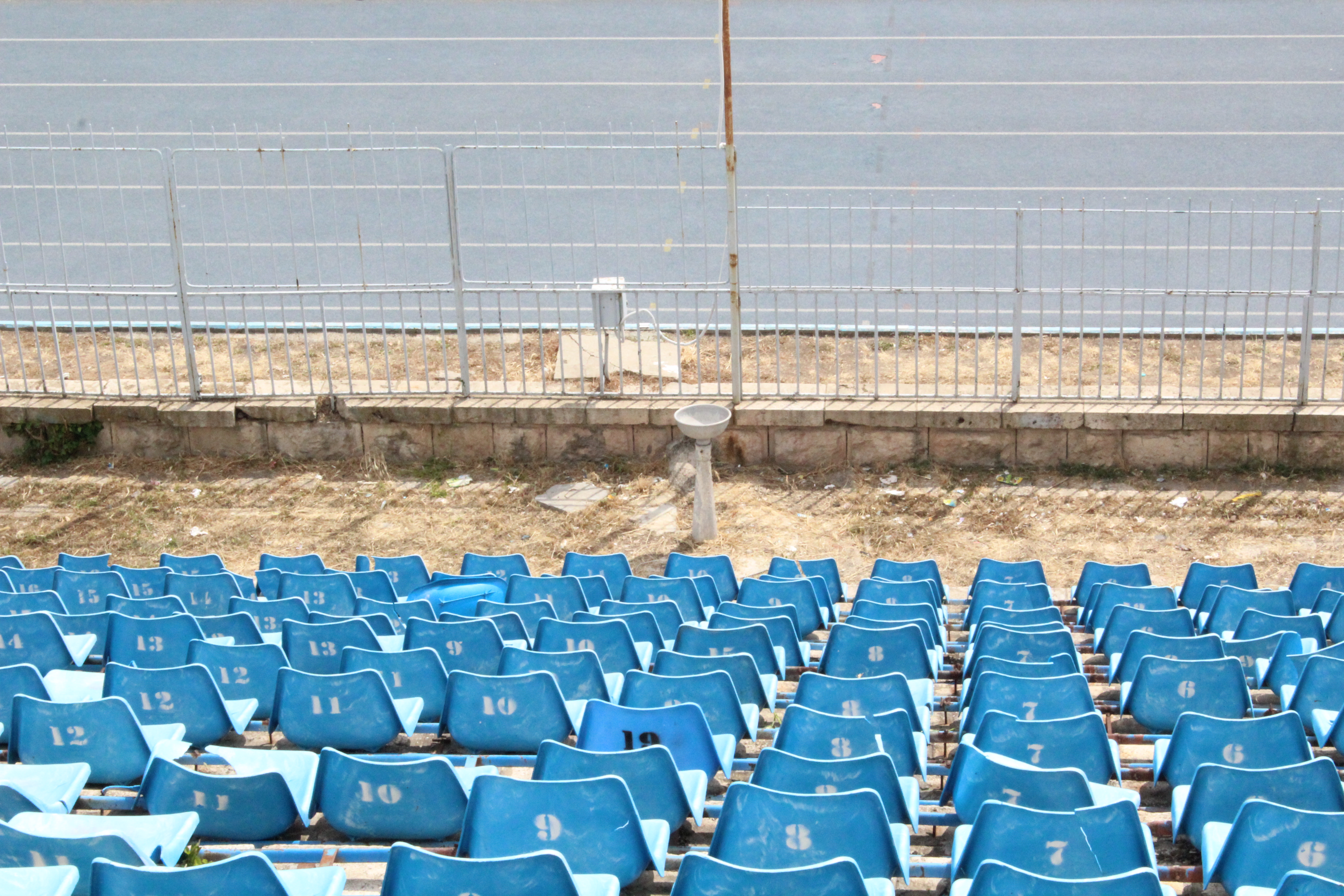 Supercupa de pe 8 iulie, pe un stadion ca după bombardament / FOTO