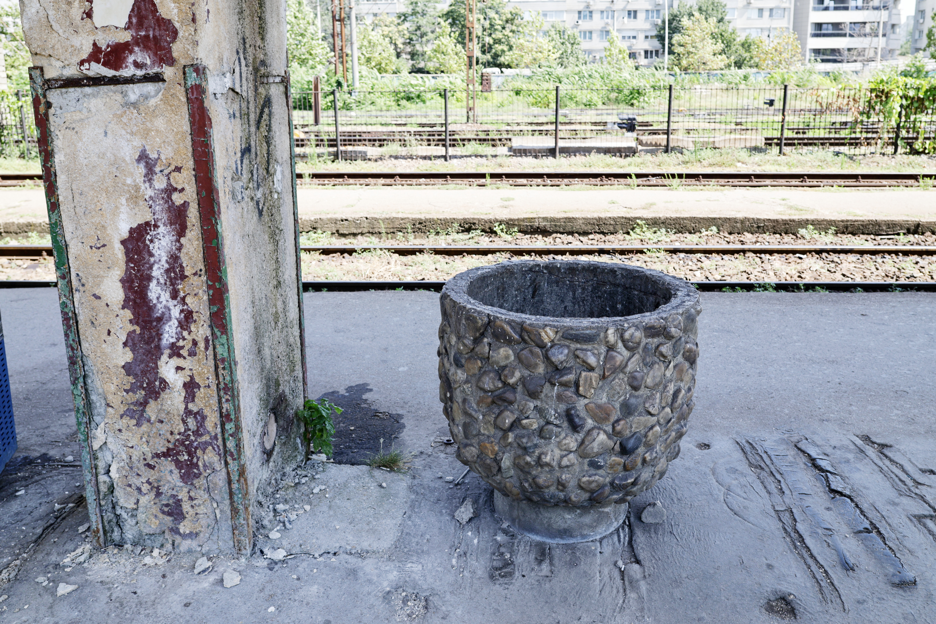 „Doar pentru tine, Amore”. O manea, un fotoliu părăsit și un ceas blocat, locul abandonat din București