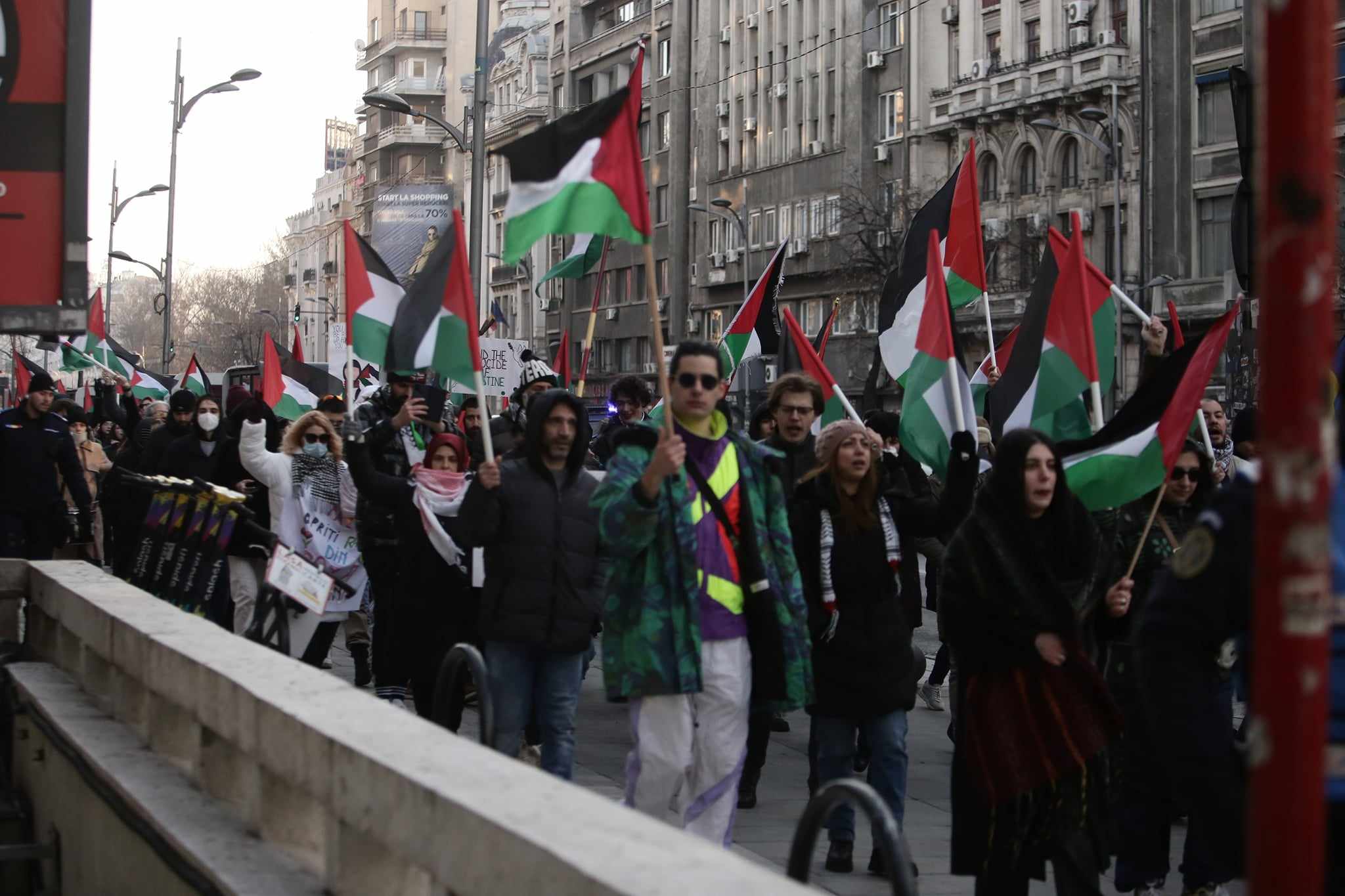 Manifestație pro-Palestina în București. Participanții au avut tobe şi fluiere, iar alţii au afişat pancarte: „Opriţi masacrul din Gaza”
