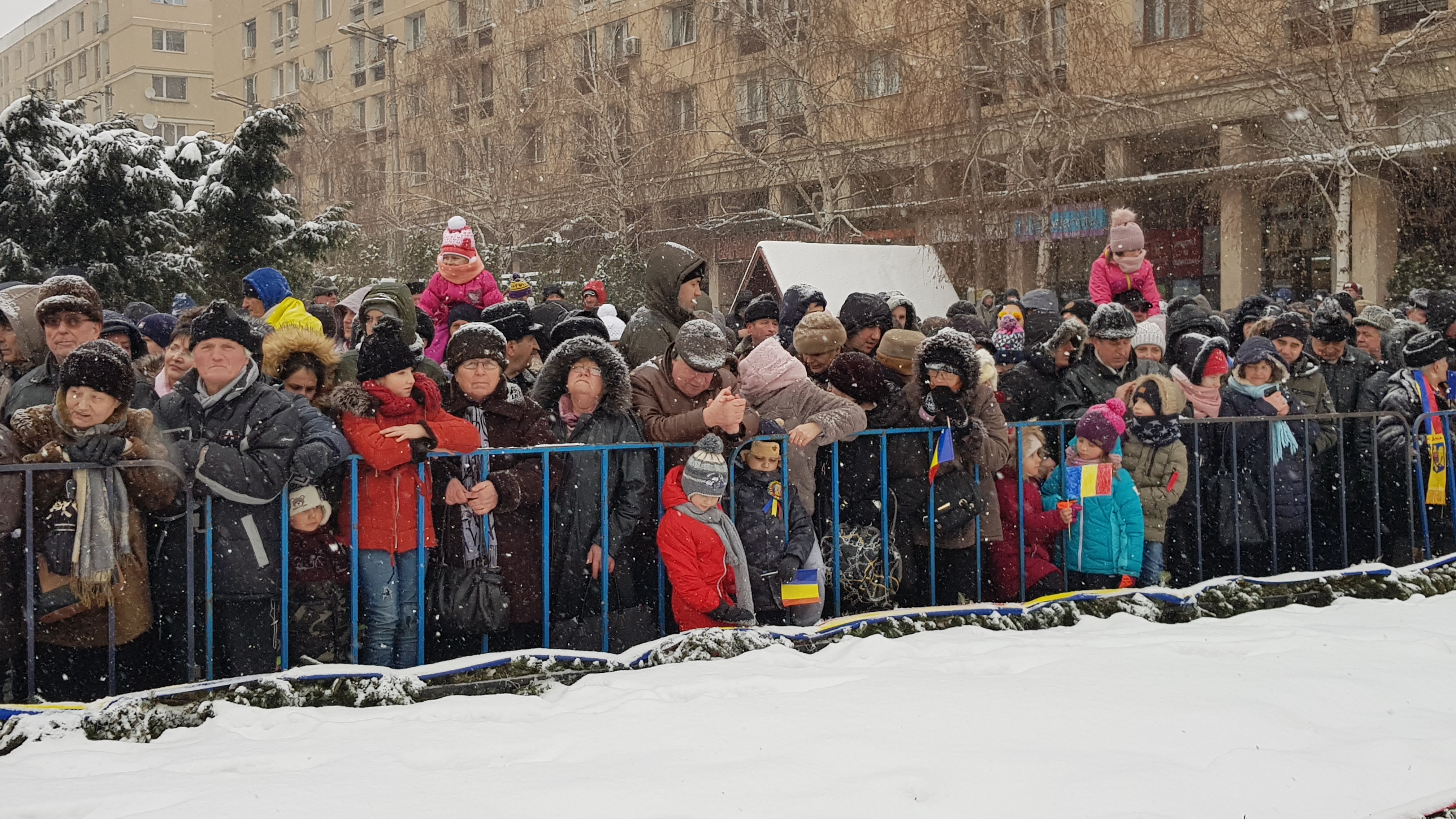 VIDEO&FOTO/ Ninsoare abundentă, huiduieli și discursuri anoste la Iași, în ziua Micii Uniri