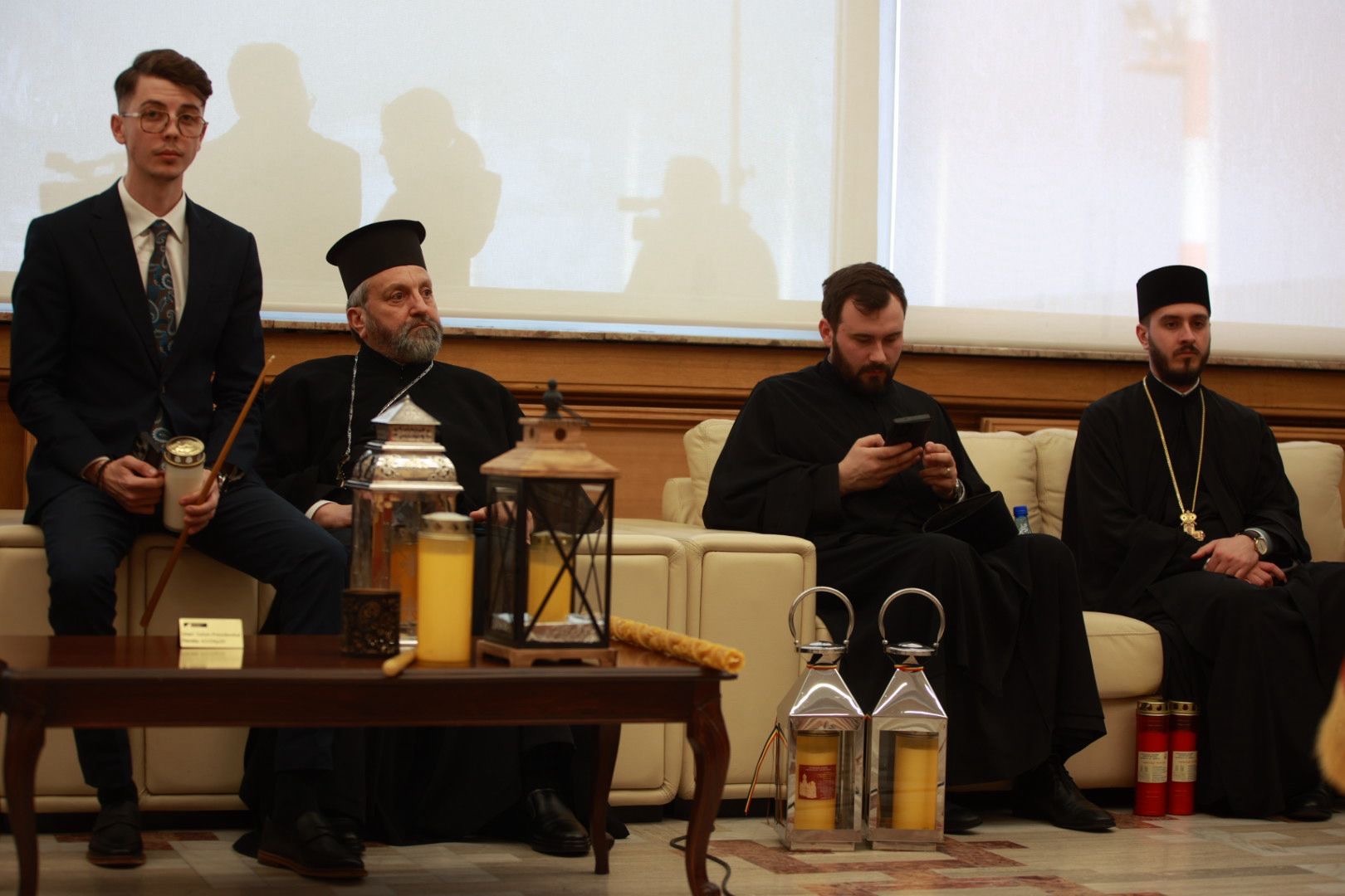 Sfânta Lumină de la Ierusalim a ajuns în România: „Este semnul că iubirea lui Dumnezeu nu moare niciodată”