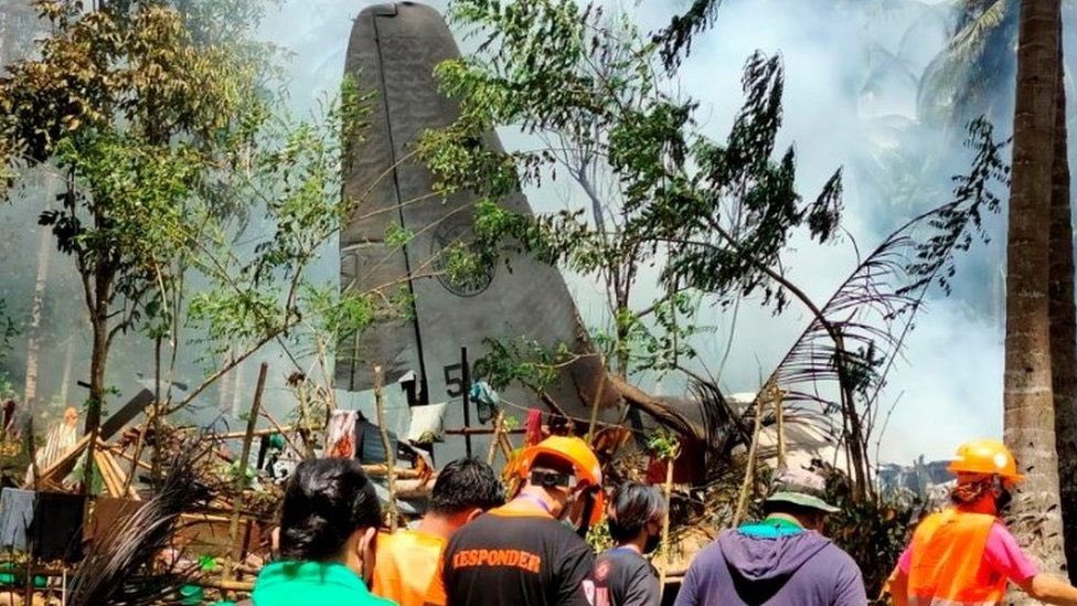 Momentul șocant în care un avion militar se prăbușește în Filipine. Cel puțin 29 de oameni au murit