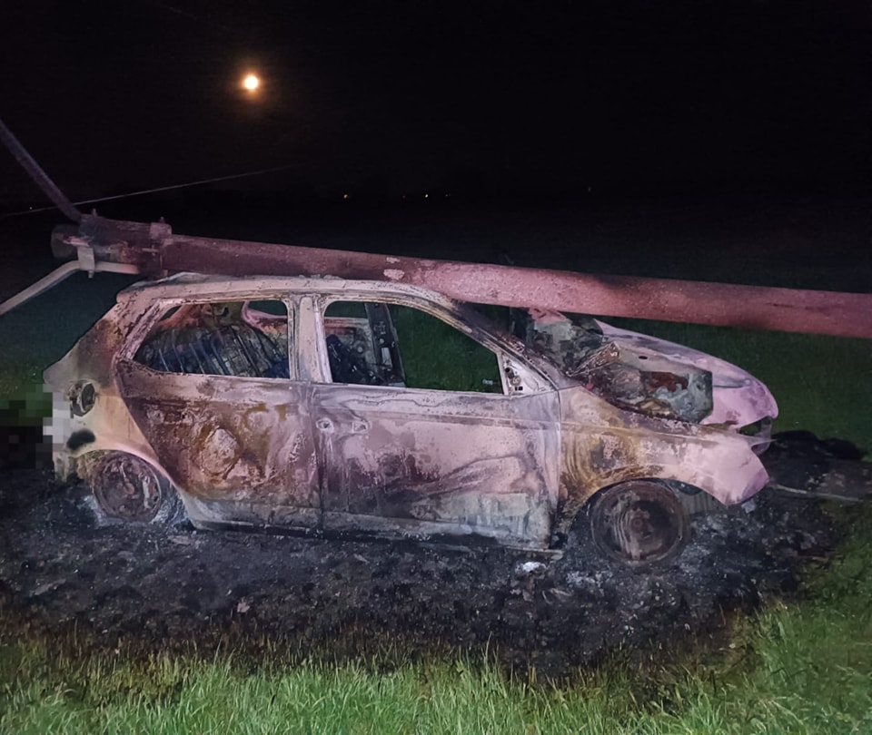 Tragédia: villanyoszlopnak hajtott egy sofőr, bennégett a kocsijában