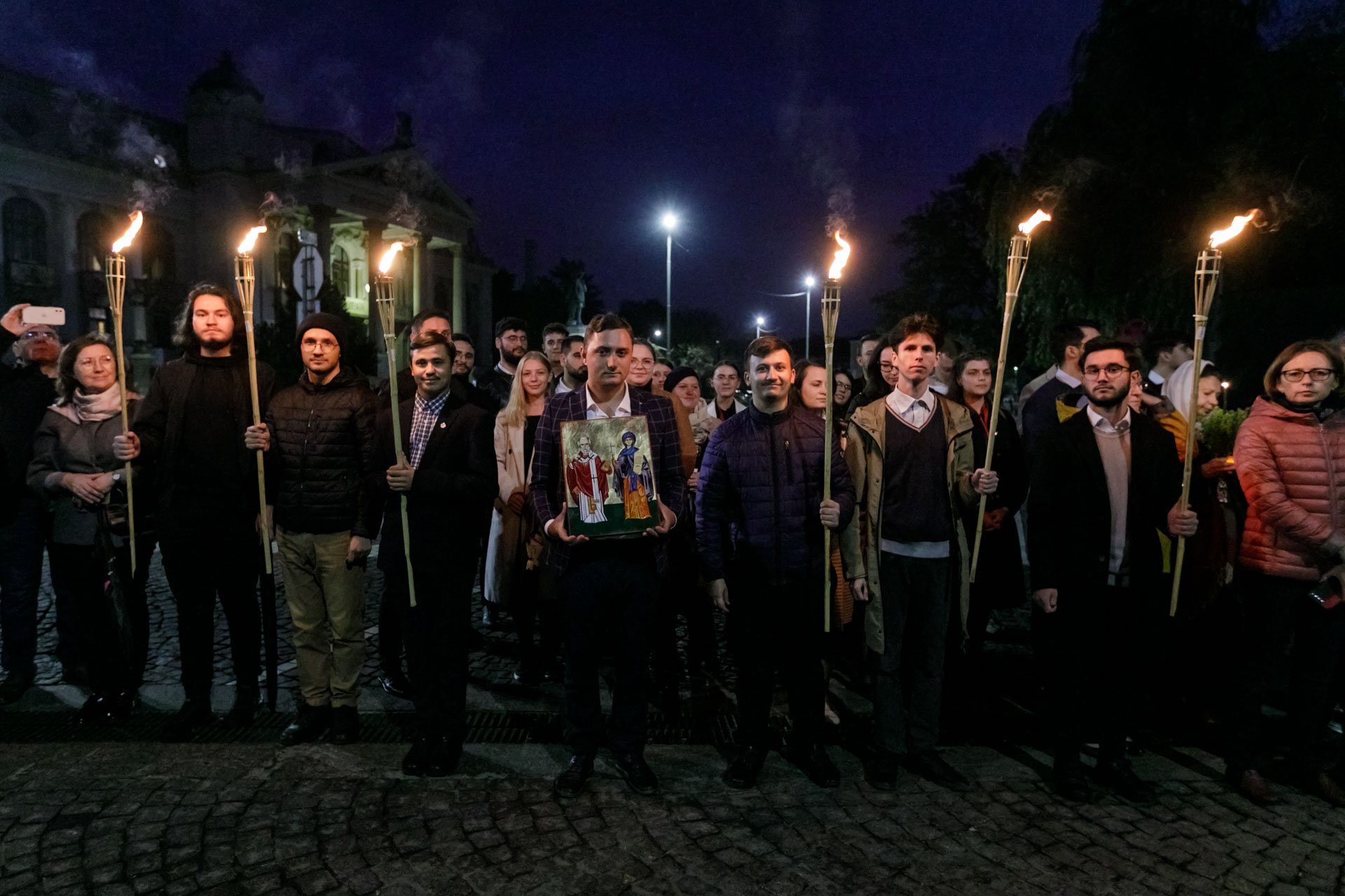 După doi ani cu restricții, moaștele Sfintei Parascheva au fost plimbate din nou prin Iași. „Ne întâlnim cu prieteni pe care nu i-am mai văzut dinainte de pandemie”