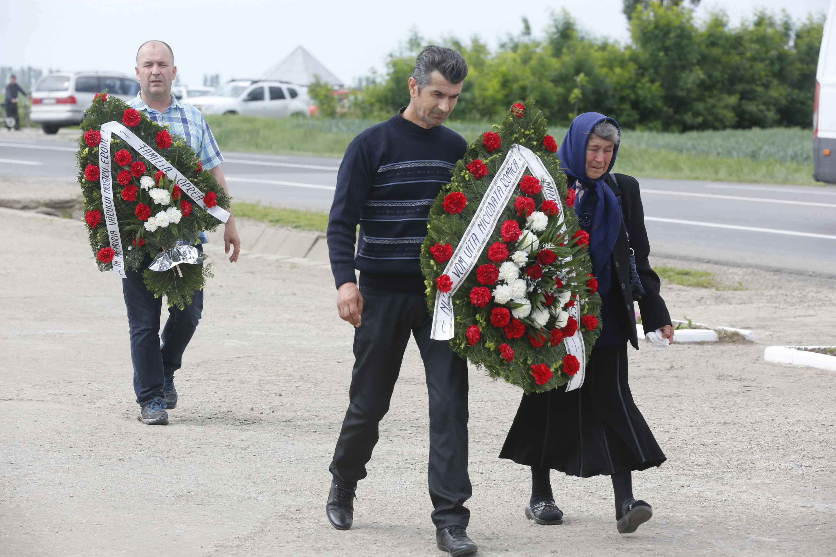 15 ani de la tragedia de la Mihăilești. Rudele celor care și-au pierdut viața și supraviețuitorii au aprins o lumânare la locul accidentului: “Este greu și după 15 ani și cred că va fi greu și după 20”