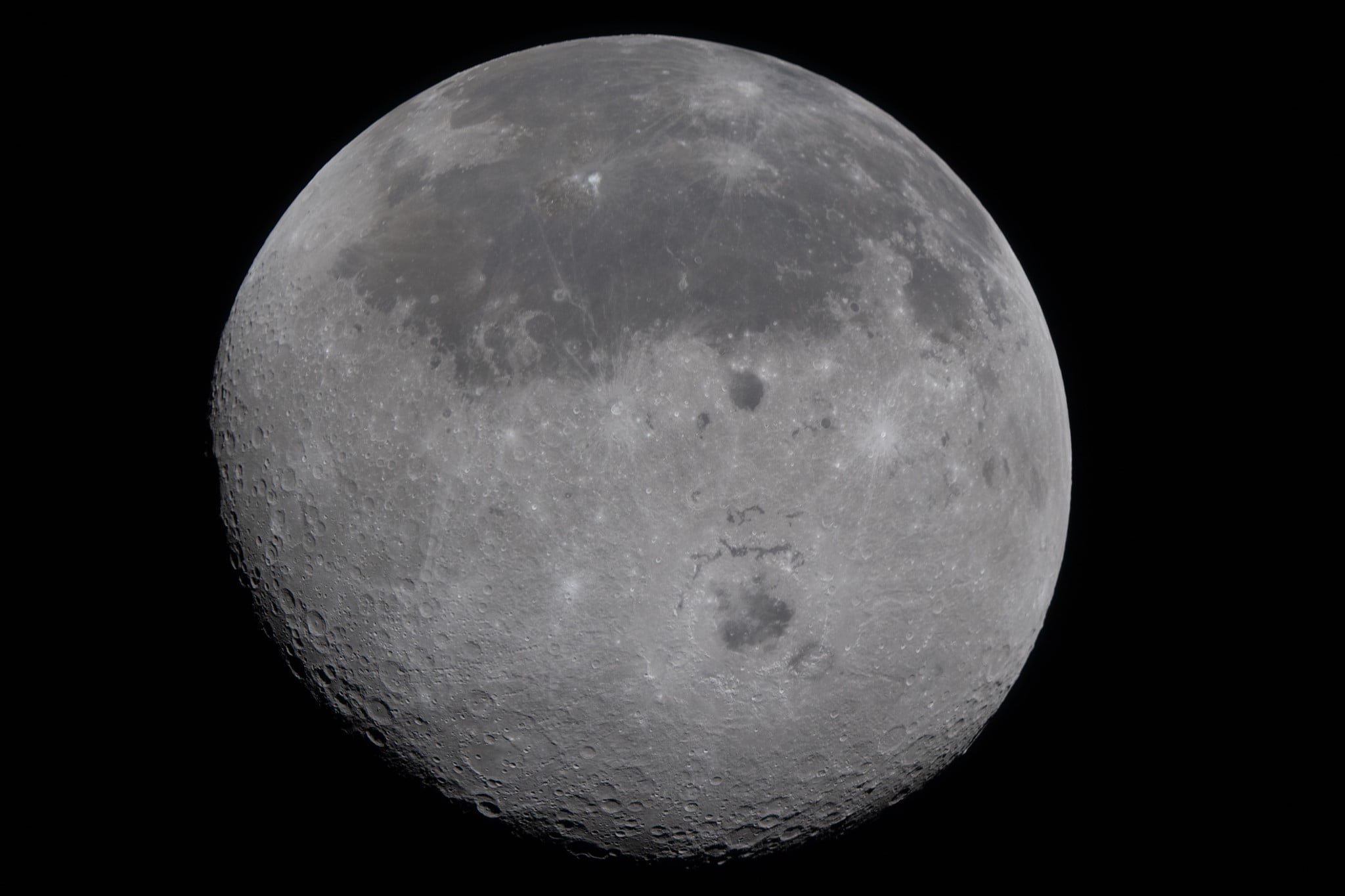 Eclipsă solară „ireală” pe fața nevăzută a Lunii fotografiată de echipajul de pe Artemis 2. Cele mai rare imagini din istoria zborurilor în spațiu