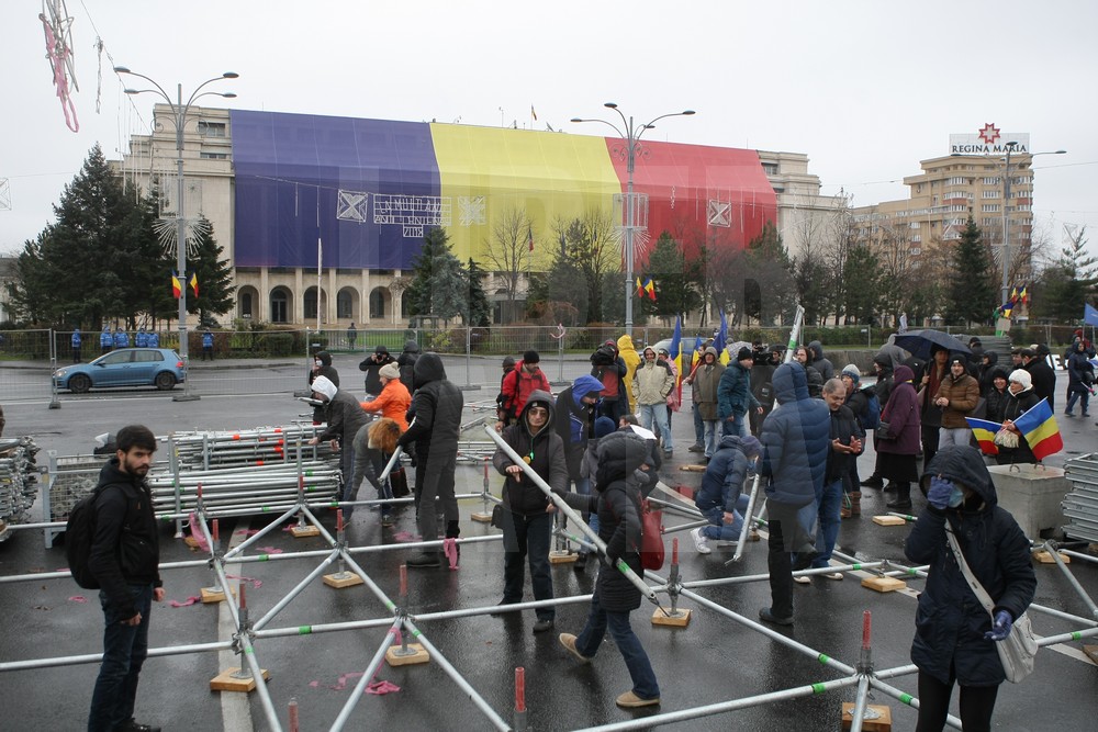 UPDATE. Protest și incidente în Piața Victoriei. Anchetă MAI după împiedicarea organizării târgului de Crăciun/ FOTO