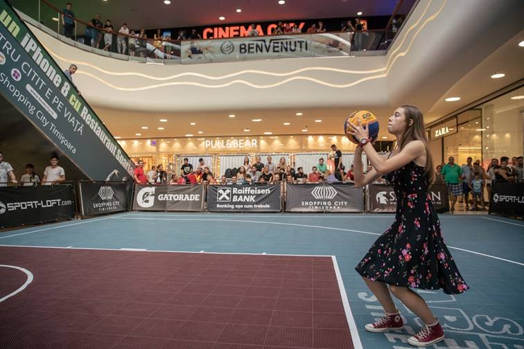 Leonard Doroftei a boxat cu mingea de baschet la turneul Sport Arena Streetball de la Ploiești