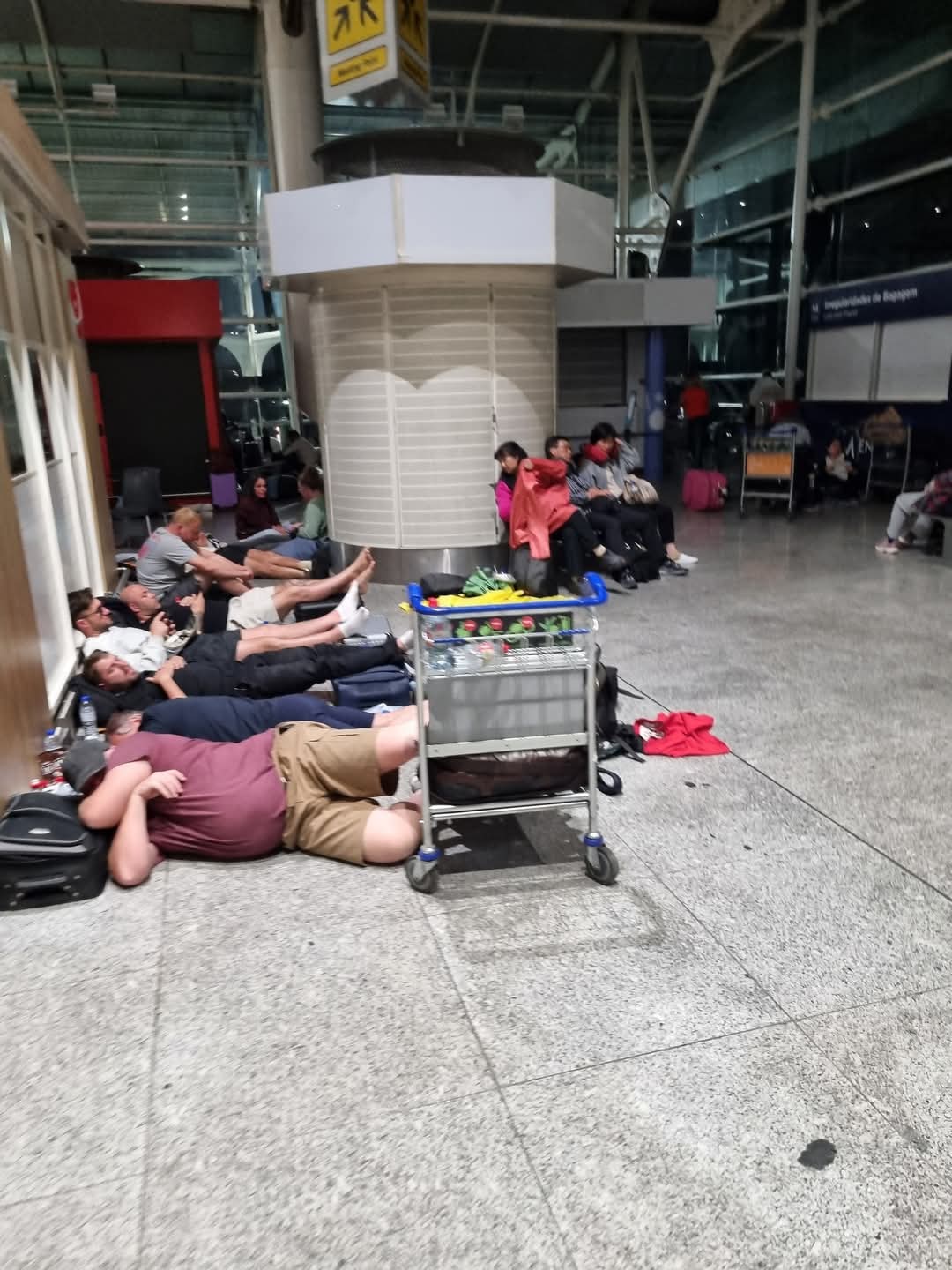 Român blocat de pana de curent pe aeroportul din Lisabona: „Nu mai stă nimeni cu nasul în telefon!”