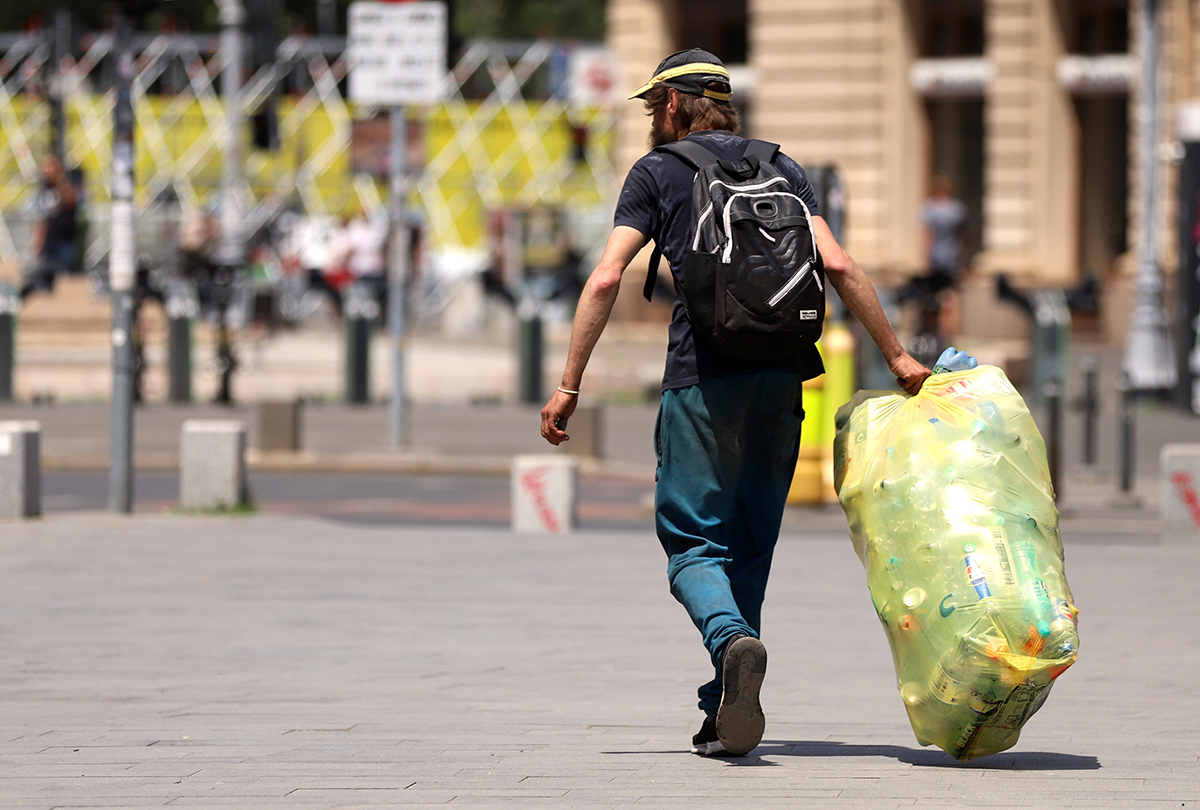 O altă față a programului de garanție-reciclare. Alergând după PET-uri prin București: „Nu dau în cap, nu tâlhăresc, sunt bani munciți! Scot un milion, un milion jumate pe zi”