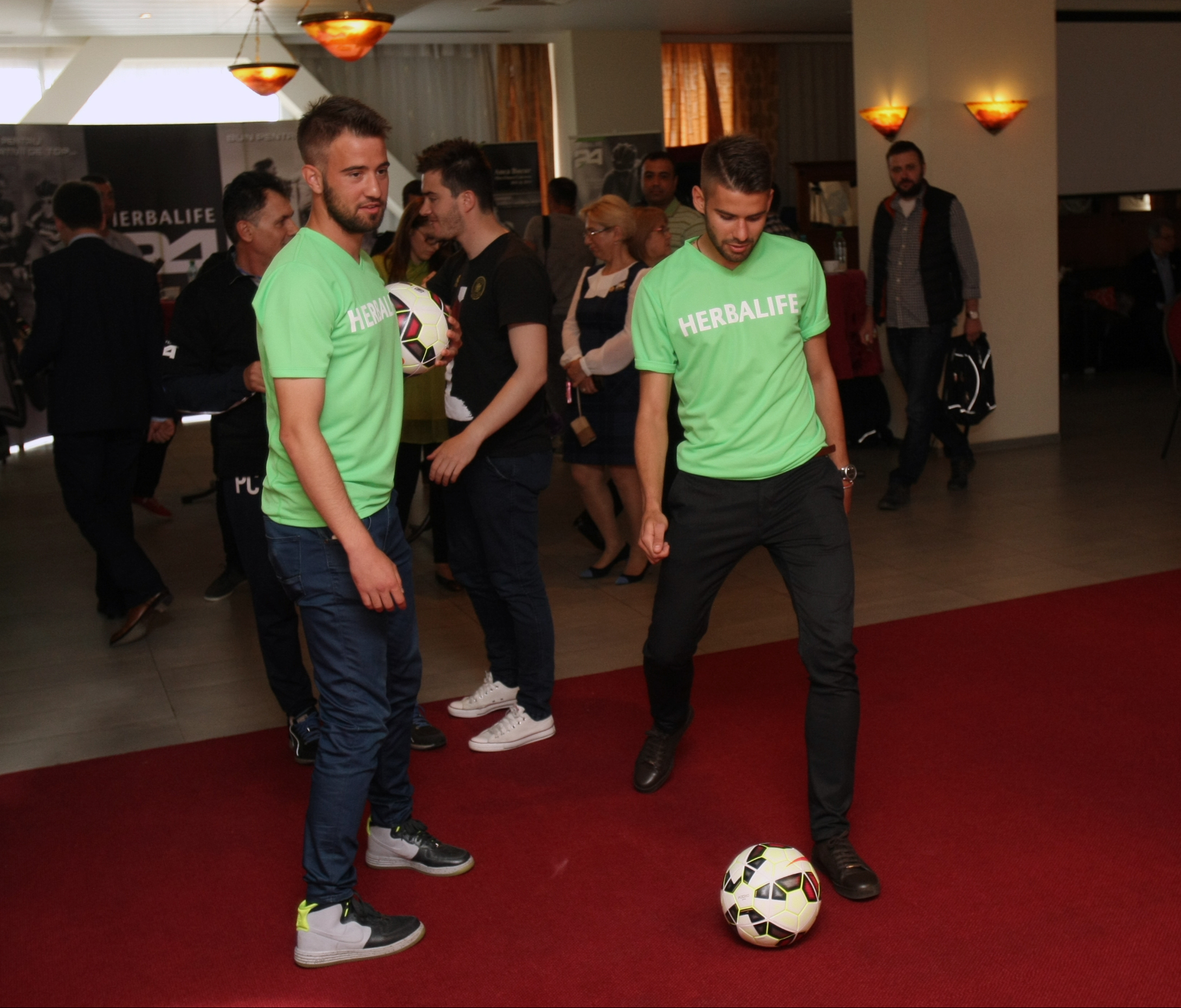 Bogdan Țâru, omul lui Hagi, își face reclamă: ”N-am vicii!” Dar are tatuaj a la Beckham / FOTO
