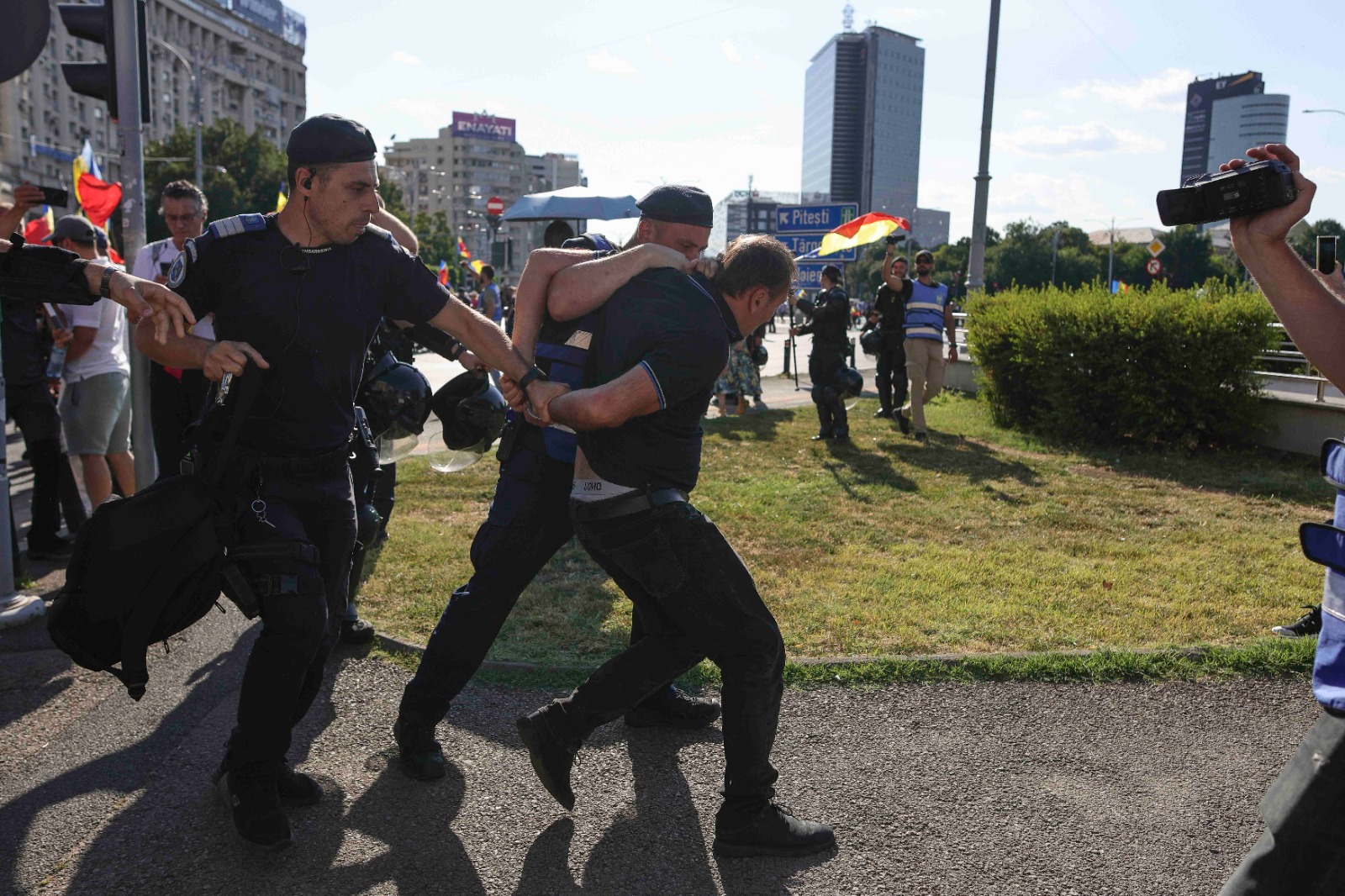 Fake-news-uri cu un jandarm care calcă drapelul și unul care plânge la mitingul pro Călin Georgescu, distribuite pe rețelele sociale, demontate de jandarmi