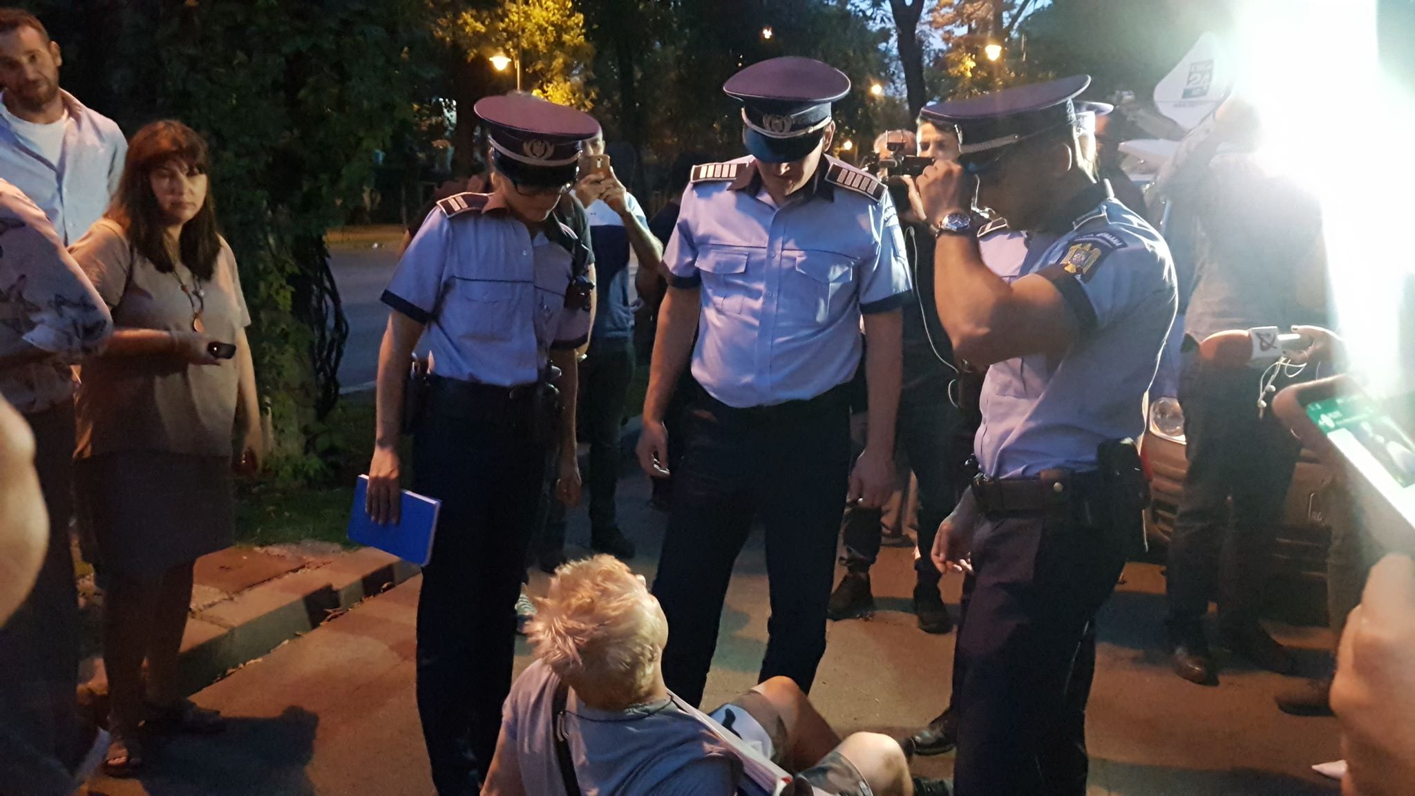 VIDEO | Protestatarul Marian Moroșanu, zis Ceaușescu, a fost încătușat în fața sediului PSD! „Mi-e rău, m-ai apăsat pe inimă!”