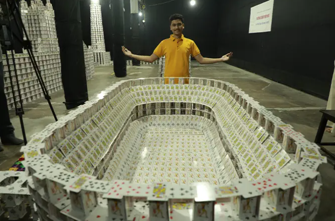 Un adolescent indian a realizat cea mai mare construcție din cărți de joc din lume și a intrat în Cartea Recordurilor
