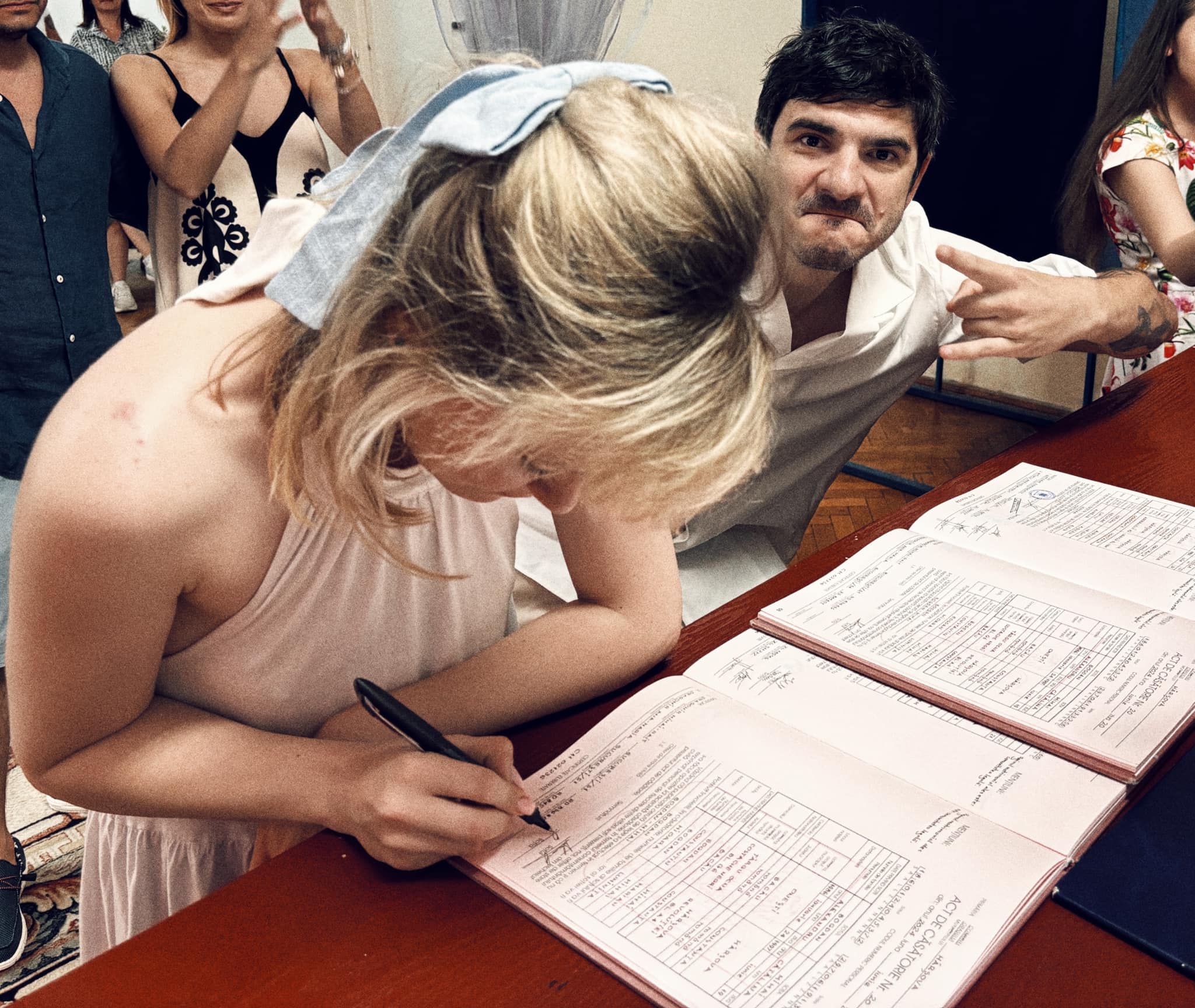 Alex Bogdan s-a căsătorit cu Cătălina Mihai. Imagini de la evenimentul unde Mihai Dragomir, Dorel din „Las Fierbinți”, a fost naș