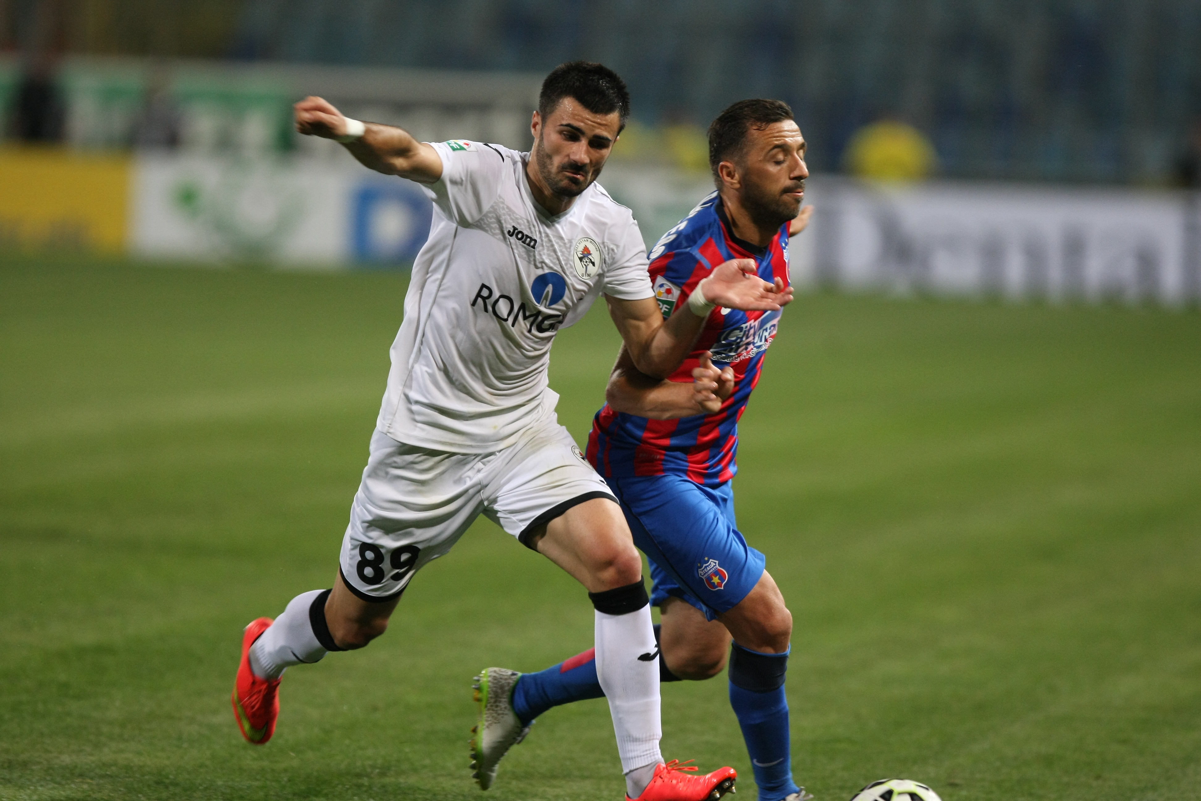 VIDEO & GALERIE FOTO/ Liga I: Steaua - Gaz Metan 3-1. ^ "Dublă" Keşeru. Sânmărtean a înscris  direct din corner. Steaua a urcat pe primul loc