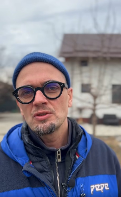 Imagini cu casa de la țară în care locuiește Oreste cu familia. Și-a construit în satul Fundeni, în Călărași, o locuință cu mai puțin de 60.000 de euro