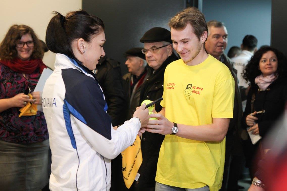 ”Pretty Woman” Simona Halep luptă pentru o cauză socială. Antrenamente à la Federer. Vineri, tragerea la sorți a meciului cu Cehia, din Fed Cup