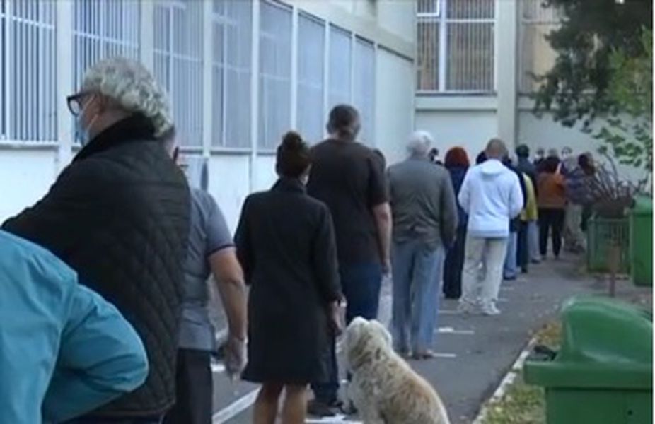 Două alegeri organizate în pandemie, mobilizare complet diferită. Cozi în septembrie, secții goale în decembrie