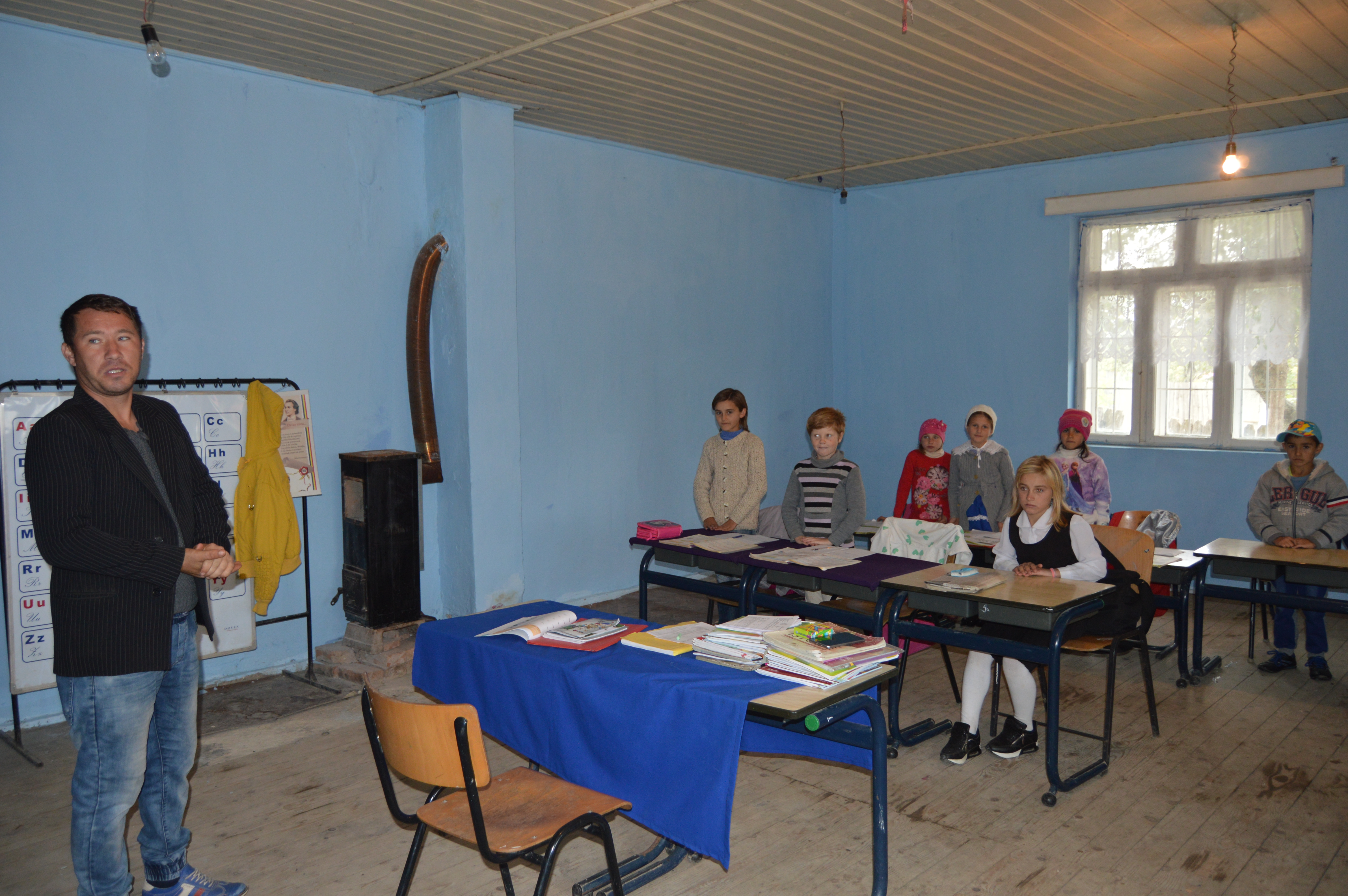 VIDEO REPORTAJ| Condiții de neimaginat pentru elevii unei școli din Vaslui. "Împart" cu șoarecii cornul de la Guvern și aleargă prin curte ca să se "dezmorțească" de frig
