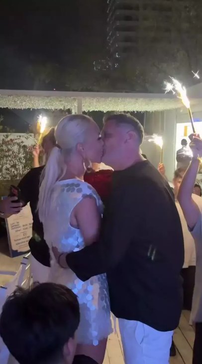 Imagini cu Vica Blochina și iubitul ei, la petrecerea aniversară a vedetei. Moment tandru în văzul tuturor. „Iubirea vieții mele”