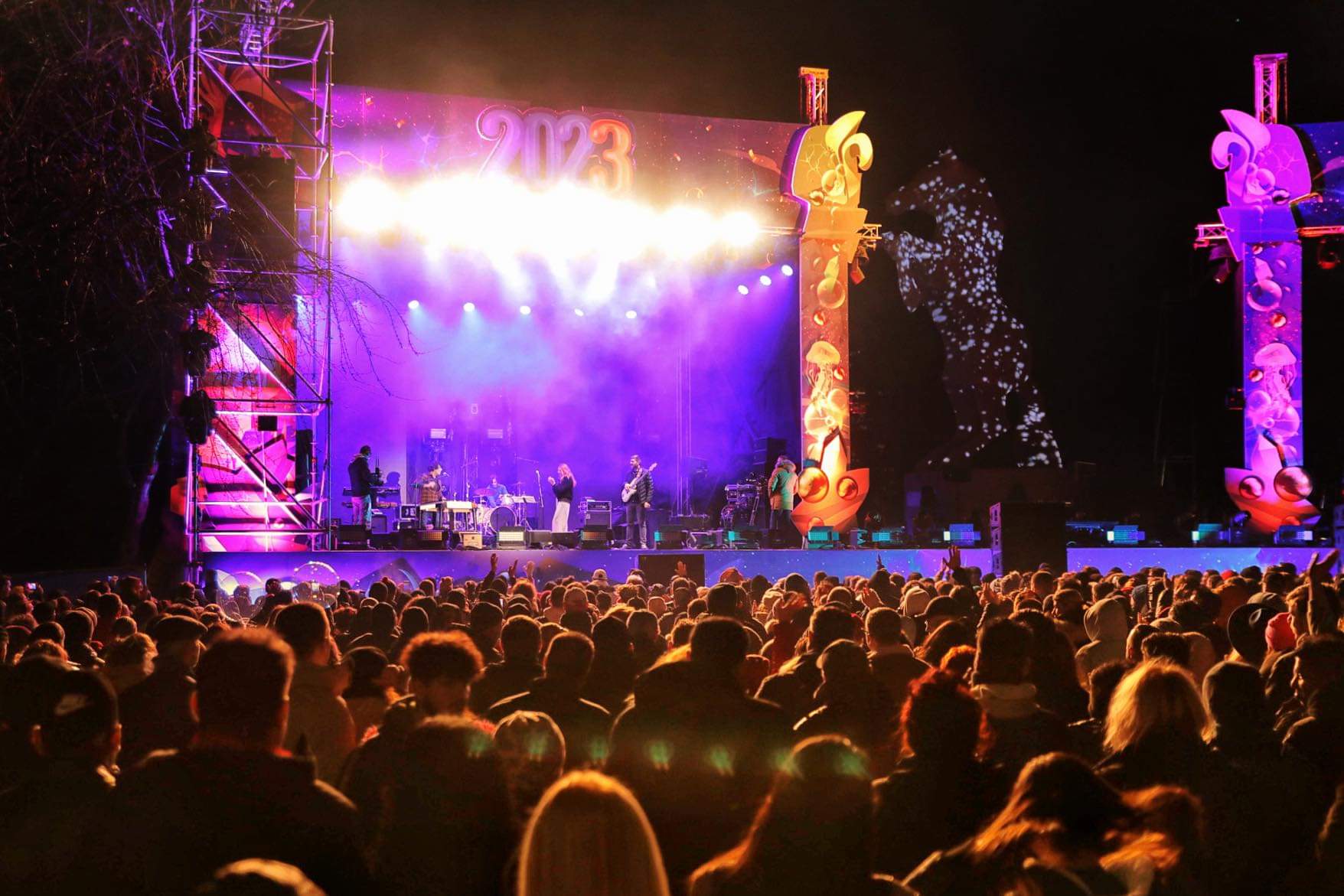 Revelion 2023. Mii de români au petrecut noaptea dintre ani pe străzi, la concerte, focuri de artificii și spectacole de lasere