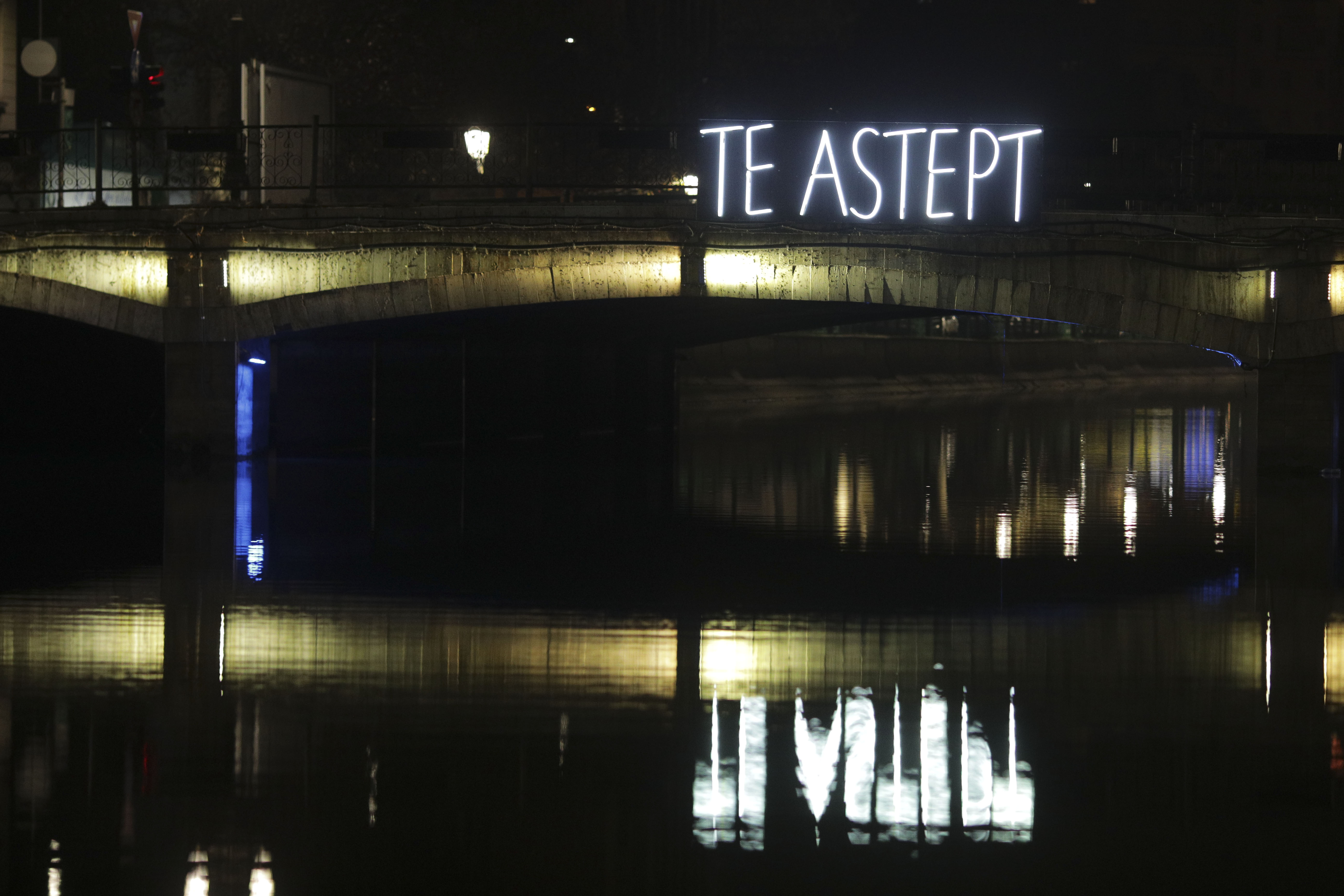 Mesajul „Mi-e dor de tine”, amplasat la Londra, a primit răspuns la Bucureşti. Ce a apărut scris pe Podul Izvor