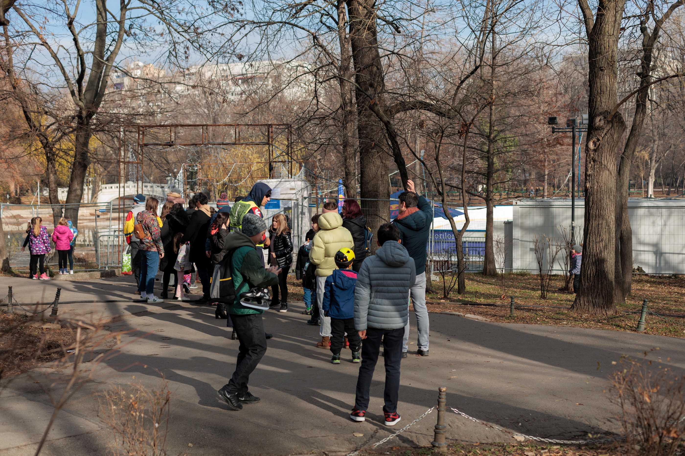 Unde patinăm în București? Patinoarul din Parcul Cișmigiu este cel mai mare, dar și cel mai scump. Care sunt alternativele | FOTO