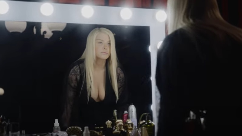 Loredana Groza, nemachiată în videoclipul melodiei sale „Diva de vis”. Cântă despre „femeia care nu poate fi sedusă cu gesturi de fațadă”