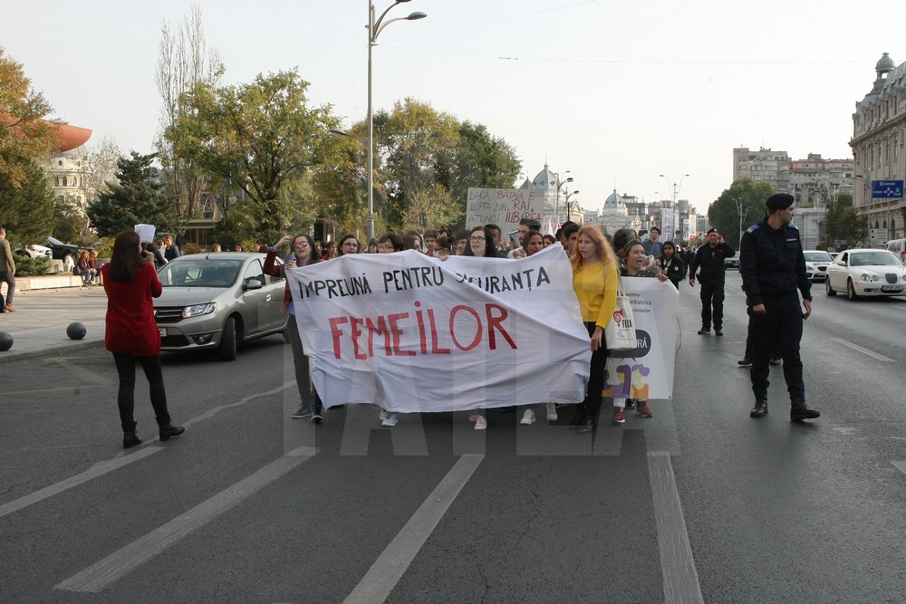 GALERIE FOTO/ Marş împotriva violenţei domestice, în Bucureşti: "Împreună pentru siguranţa femeilor"