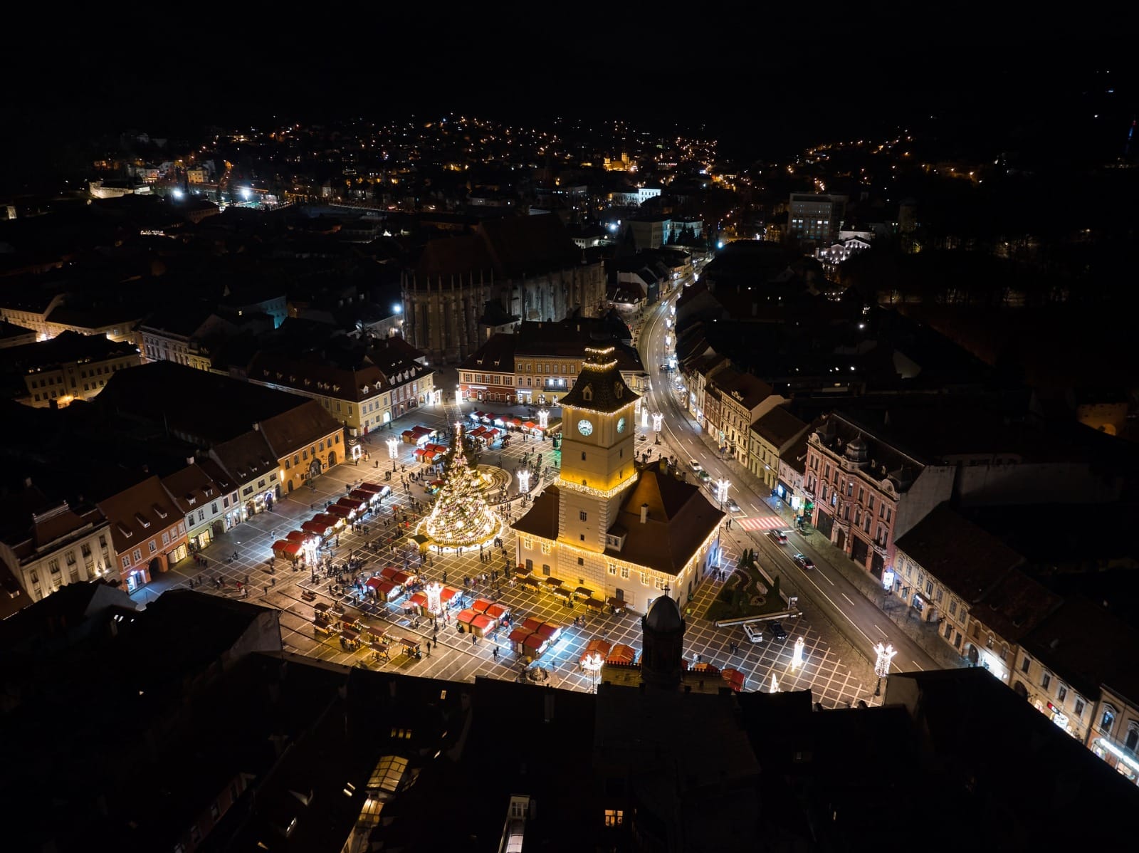 Târgul de Crăciun Brașov 2024. Căsuțe cu produse tradiționale, dar și cel mai înalt brad de Crăciun natural din România