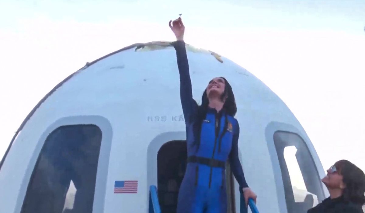 Blue Origin, acuzată de înscenare după un clip cu trapa deschisă din interior, înainte ca Katy Perry să coboare