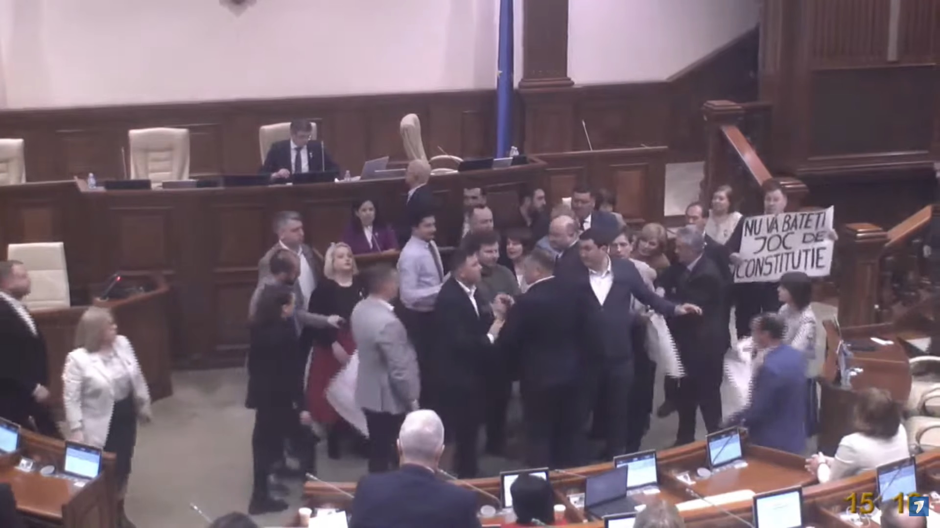 Îmbrânceli în Parlamentul Republicii Moldova, când se discuta proiectul de lege privind „limba română” în legislația moldovenească - VIDEO