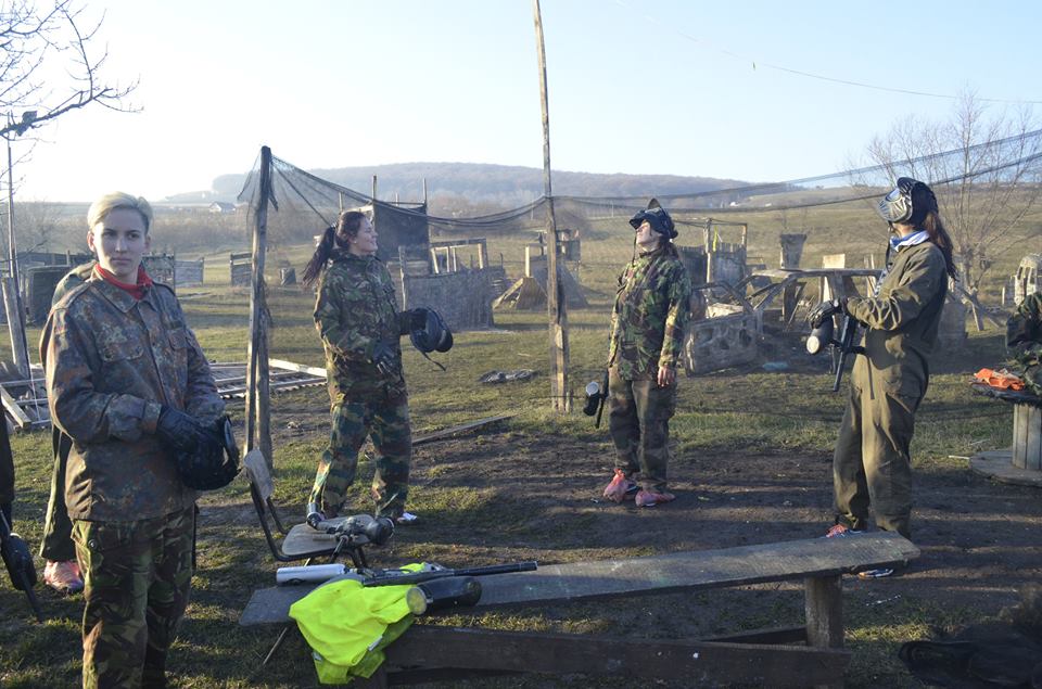 Naționala feminină de handbal a României s-a relaxat la paintball înainte de Trofeul Carpați. Programul competiției | GALERIE FOTO