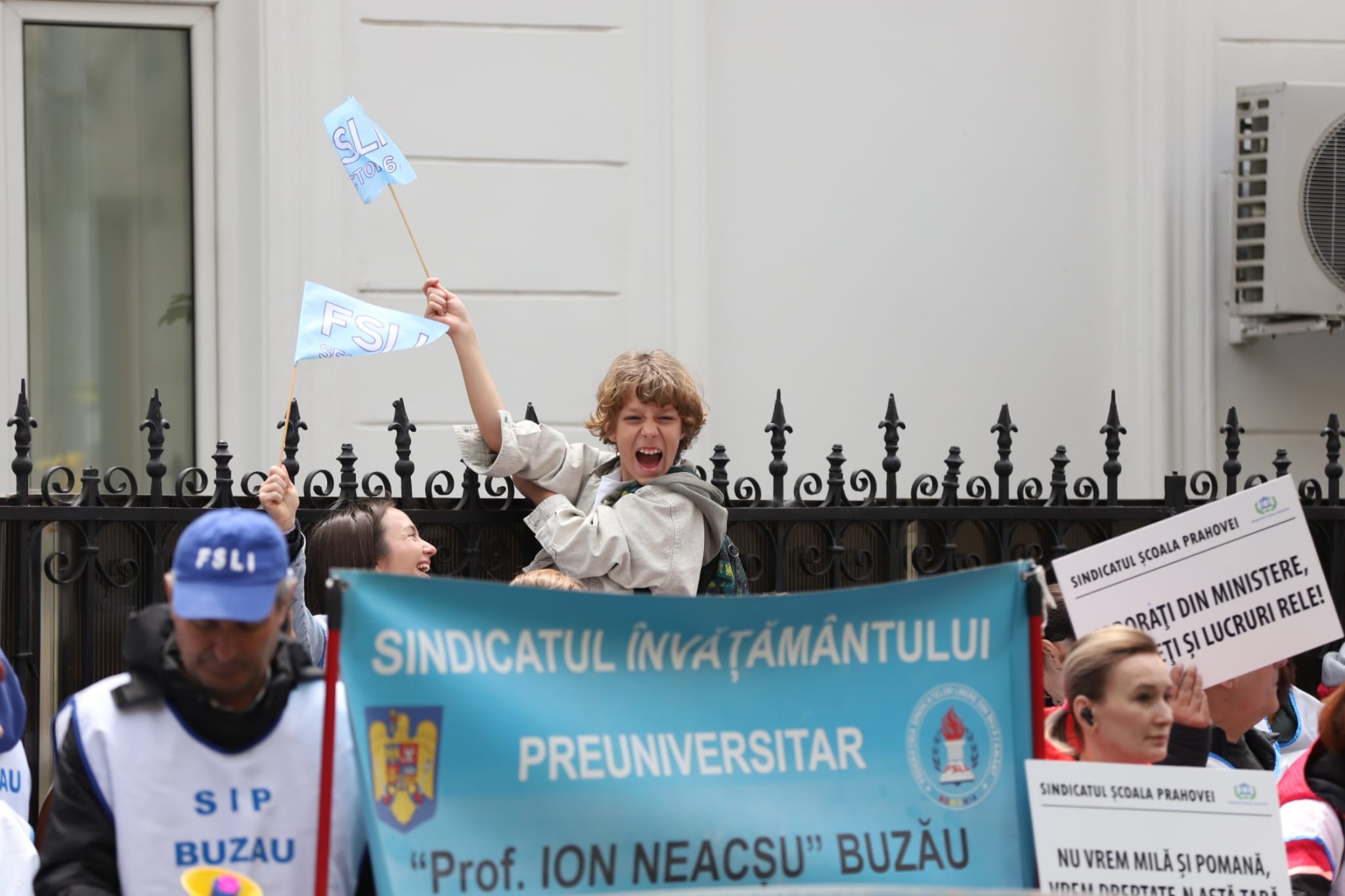 Ministrul Educației, Mihai Dimian, a coborât în mijlocul sindicaliștilor care-i scandau sub geam. „Mă bucur să-mi văd colegii. Nu trăim o situație normală”, spunea oficialul cu o zi înainte de proteste