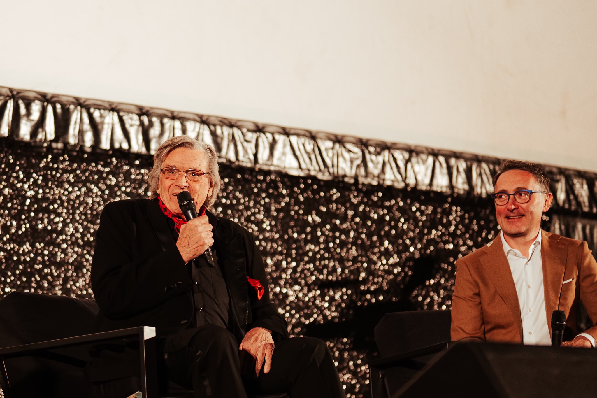 Imagini de la TIFF 2025. Florin Piersic a venit la brațul soției sale, iar de pe scenă a avut un dialog cu Emil Boc
