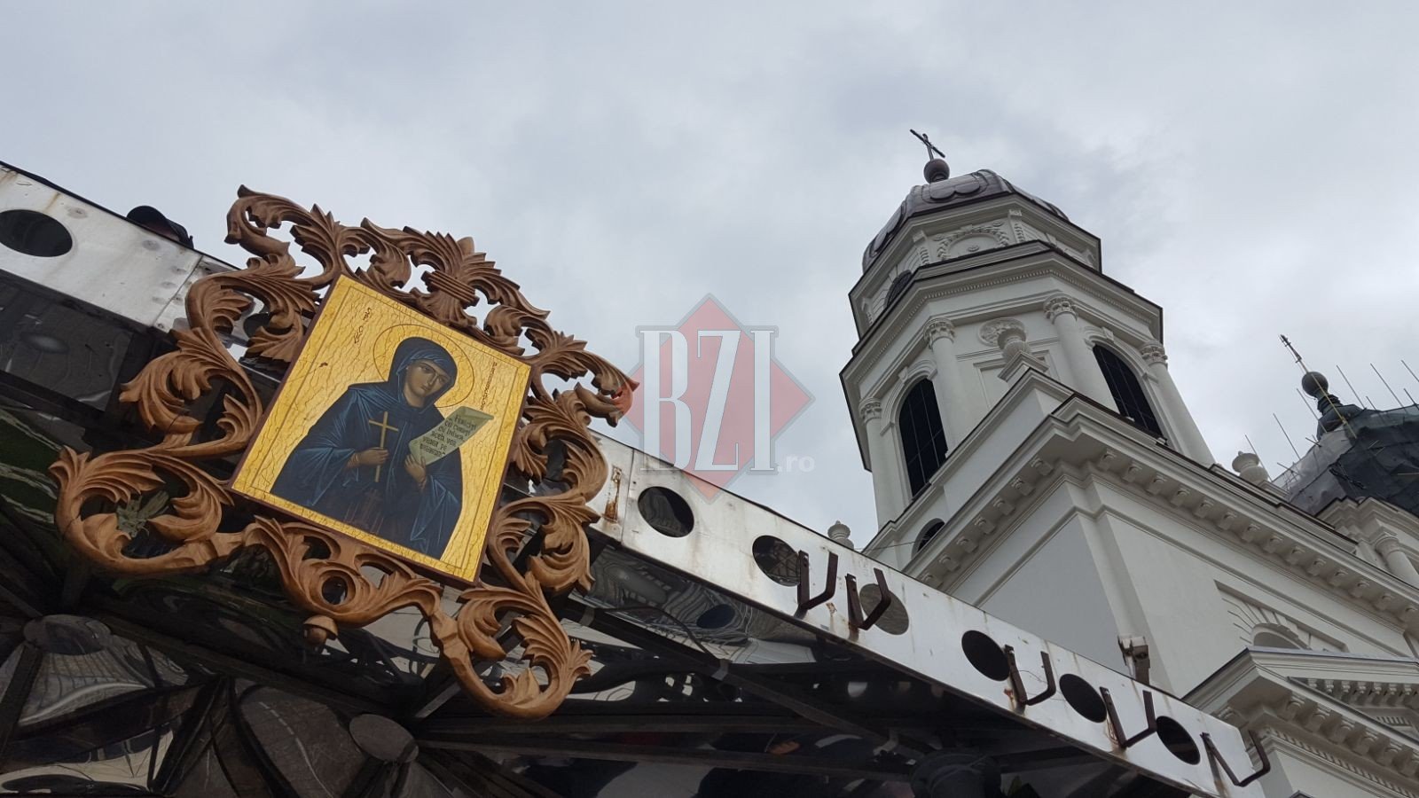 Baldachinul cu racla Sfintei Parascheva, decorat de o familie din București, de peste 10 ani.  „Am vrut să facem o culoare care să specifice bucurie”