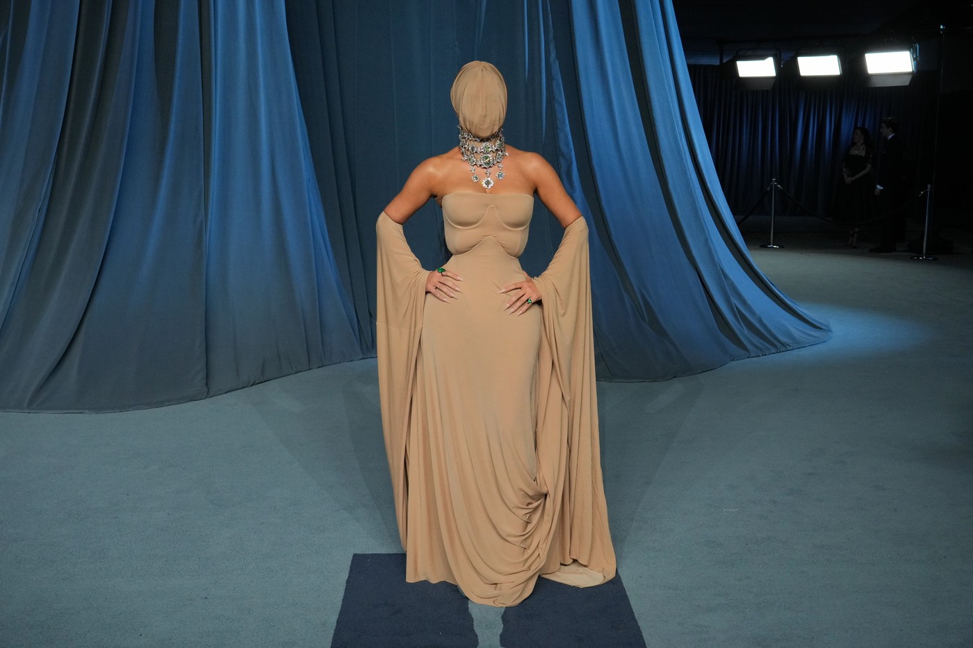 Kim Kardashian șochează cu ținuta bizară purtată la Academy Museum Gala 2025. Cine i-a creat rochia cu mască nude care i-a acoperit fața