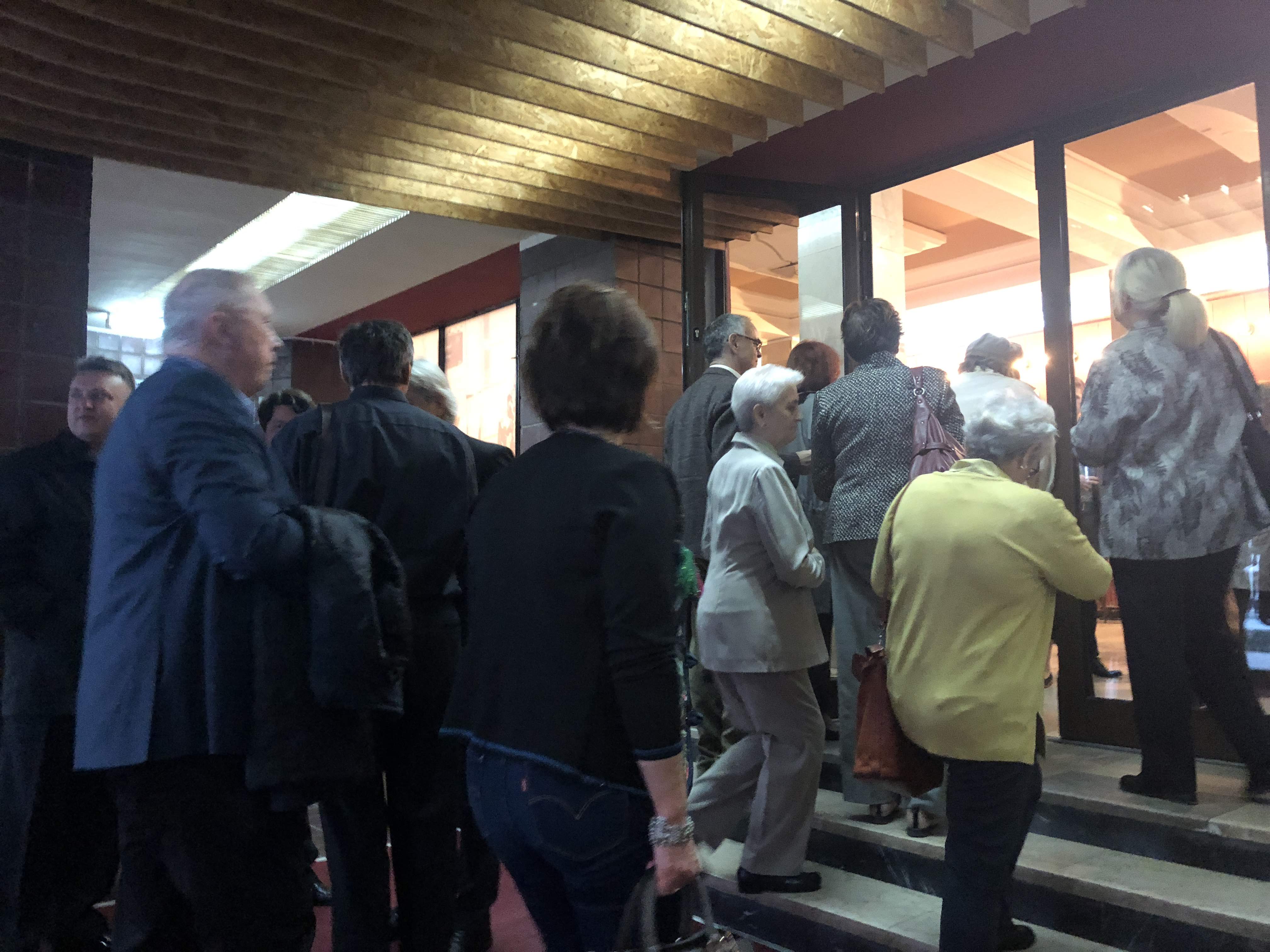 FOTO/ În conflict de doi ani, artiștii Filarmonicii Banatul din Timișoara au ieșit cu instrumentele în stradă: “Arta suferă că s-a ajuns la așa ceva”