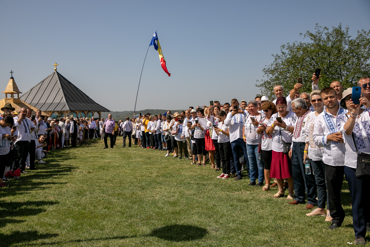 O mireasă și două nunți. Cum a petrecut poporul în vale, iar ceilalți invitați, în deal, la căsătoria „domnului AUR”, George Simion