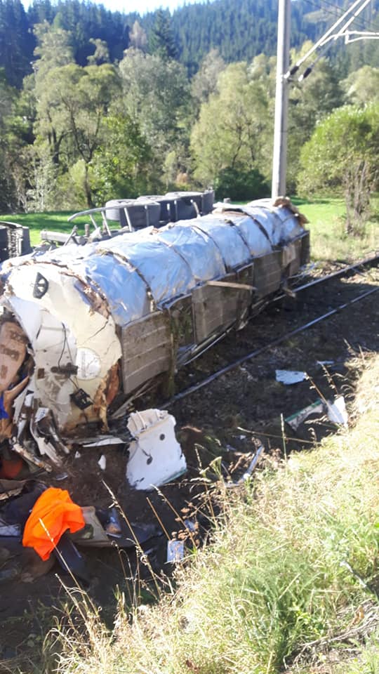 Trafic blocat între Vatra Dornei și Iacobeni după ce o cisternă cu clei s-a răsturnat pe calea ferată | FOTO