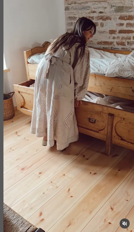 Dana Rogoz a făcut turul casei de la Viscri și a arătat cum este în interior. Patul din dormitor a atras atenția tuturor. E spectaculos