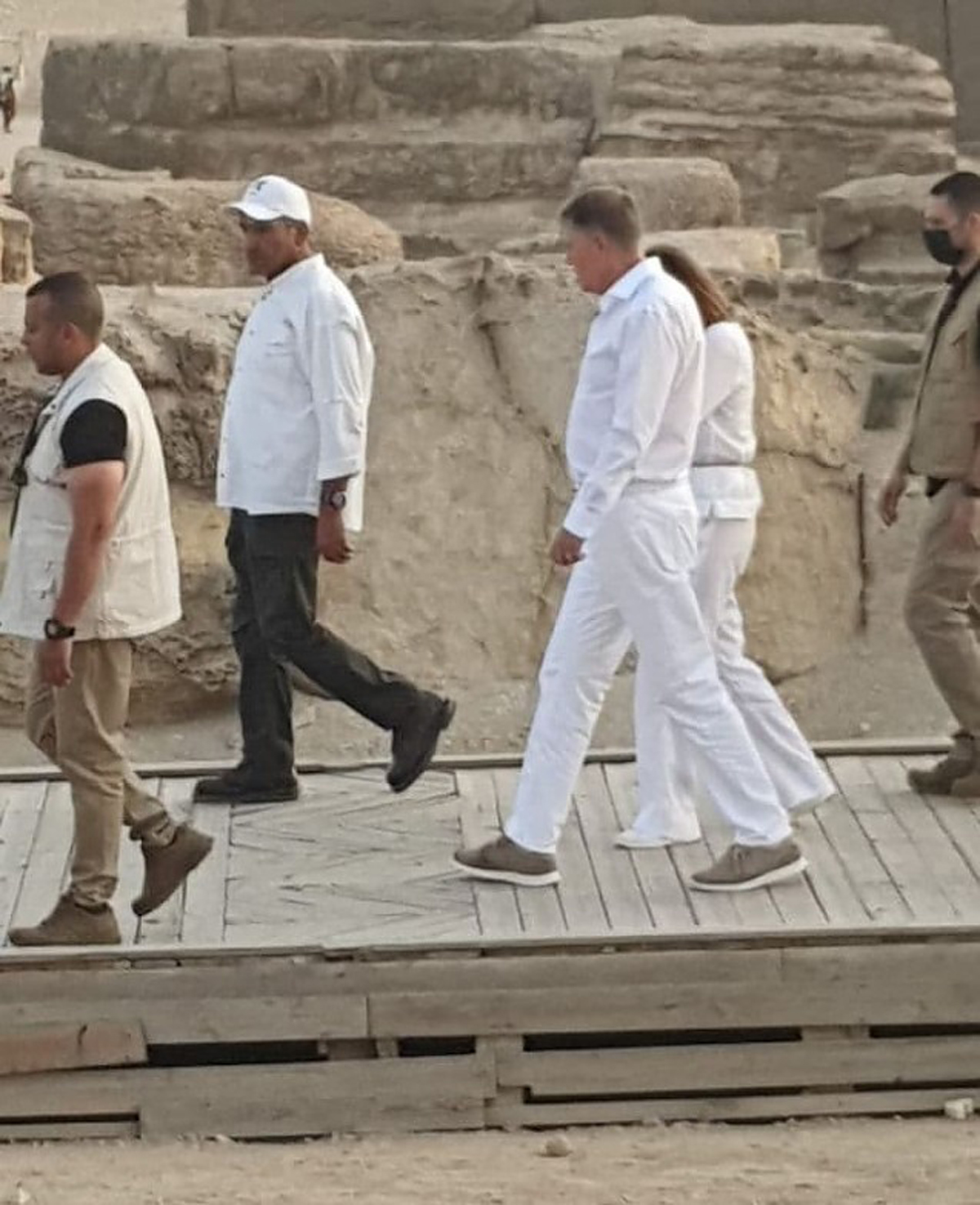 Maurice Munteanu, despre ținutele lui Iohannis în Africa: „Să apari în alb la safari pare ușor sfidător. Nu poți veni ca și cum ai fi Frank Sinatra”