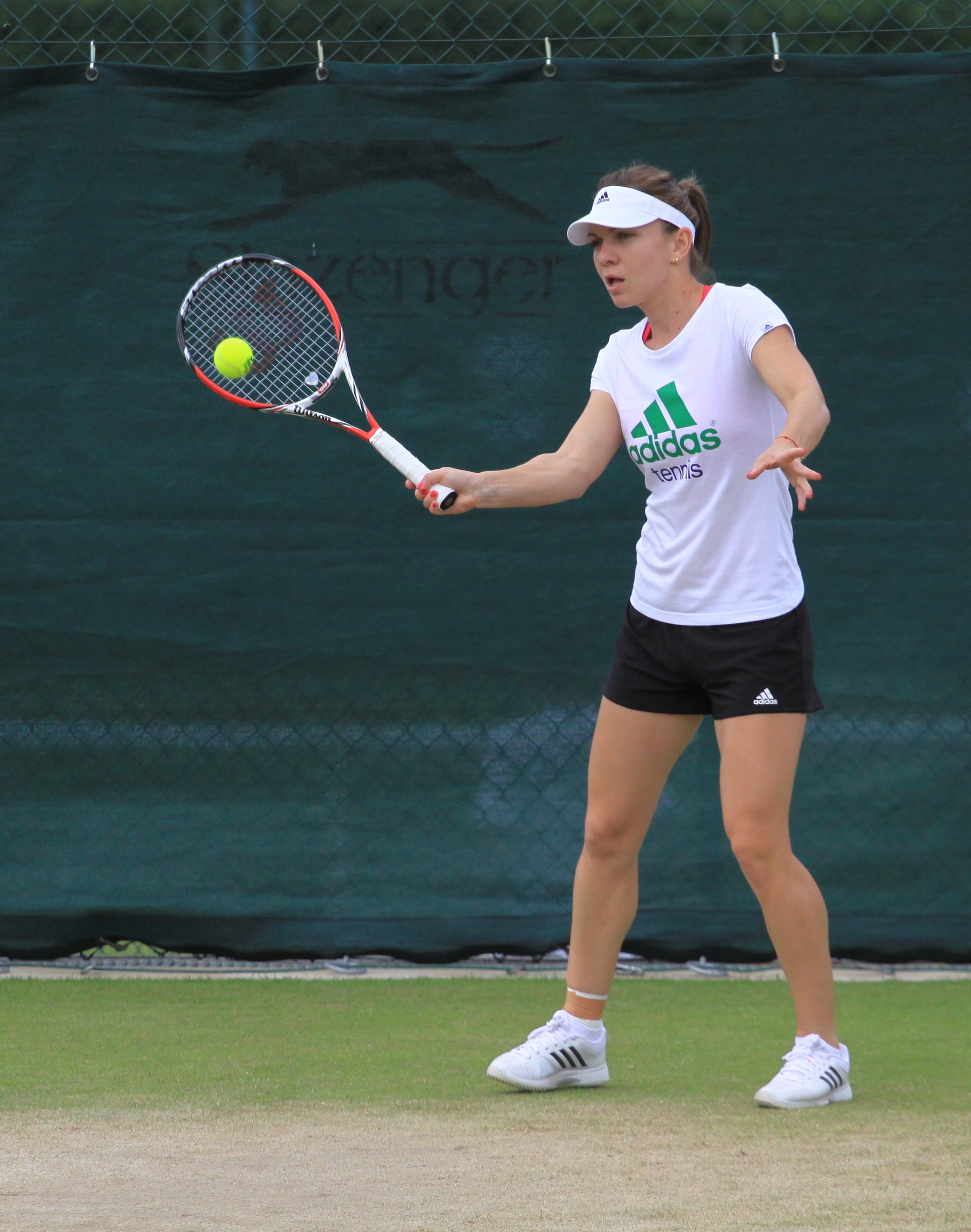 SUPER FOTO/ Simona Halep e în formă, debutează la Wimbledon!